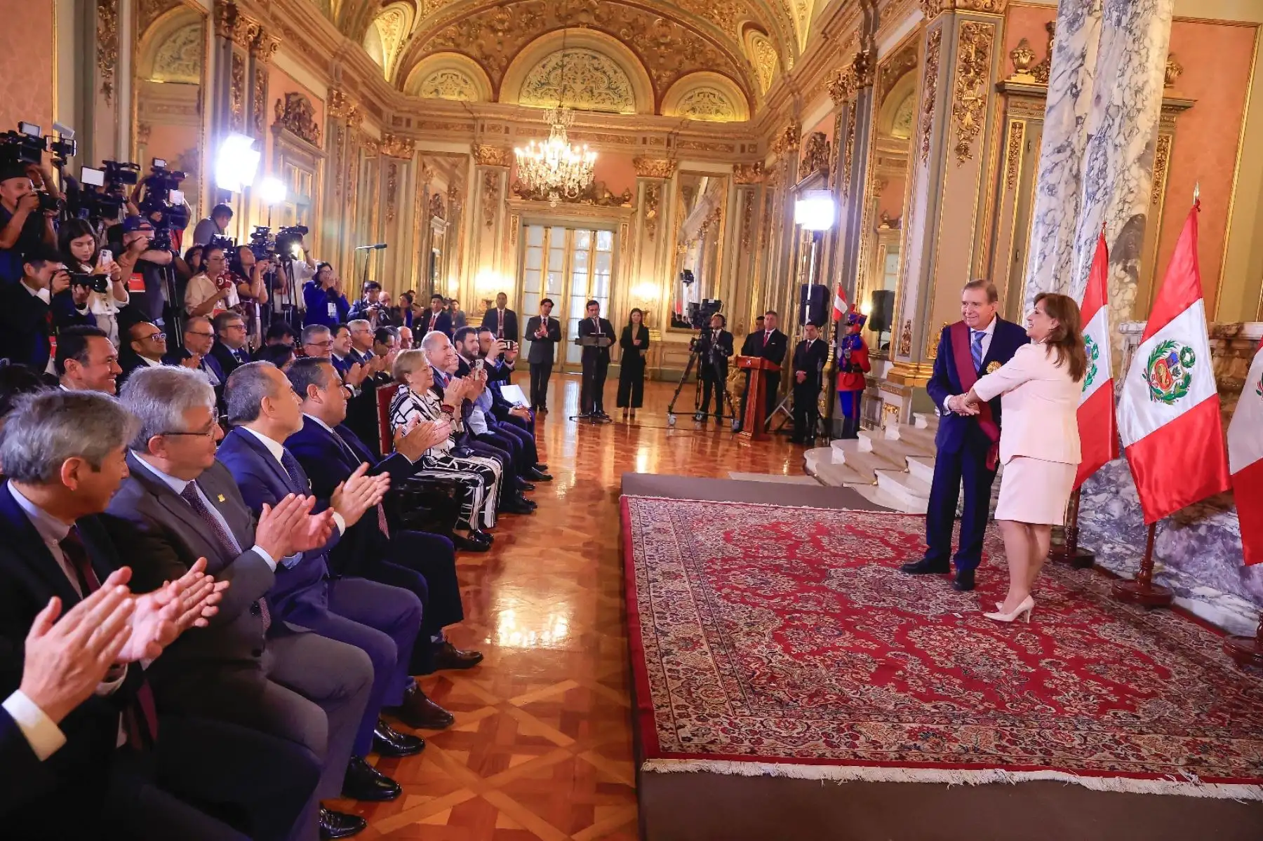 El presidente electo de Venezuela, Edmundo González, es condecorado con la Orden del Sol del Perú en el grado de Gran Cruz, distinción otorgada por la presidenta de la república, Dina Boluarte, en Palacio de Gobierno. Foto: ANDINA/Prensan Presidencia