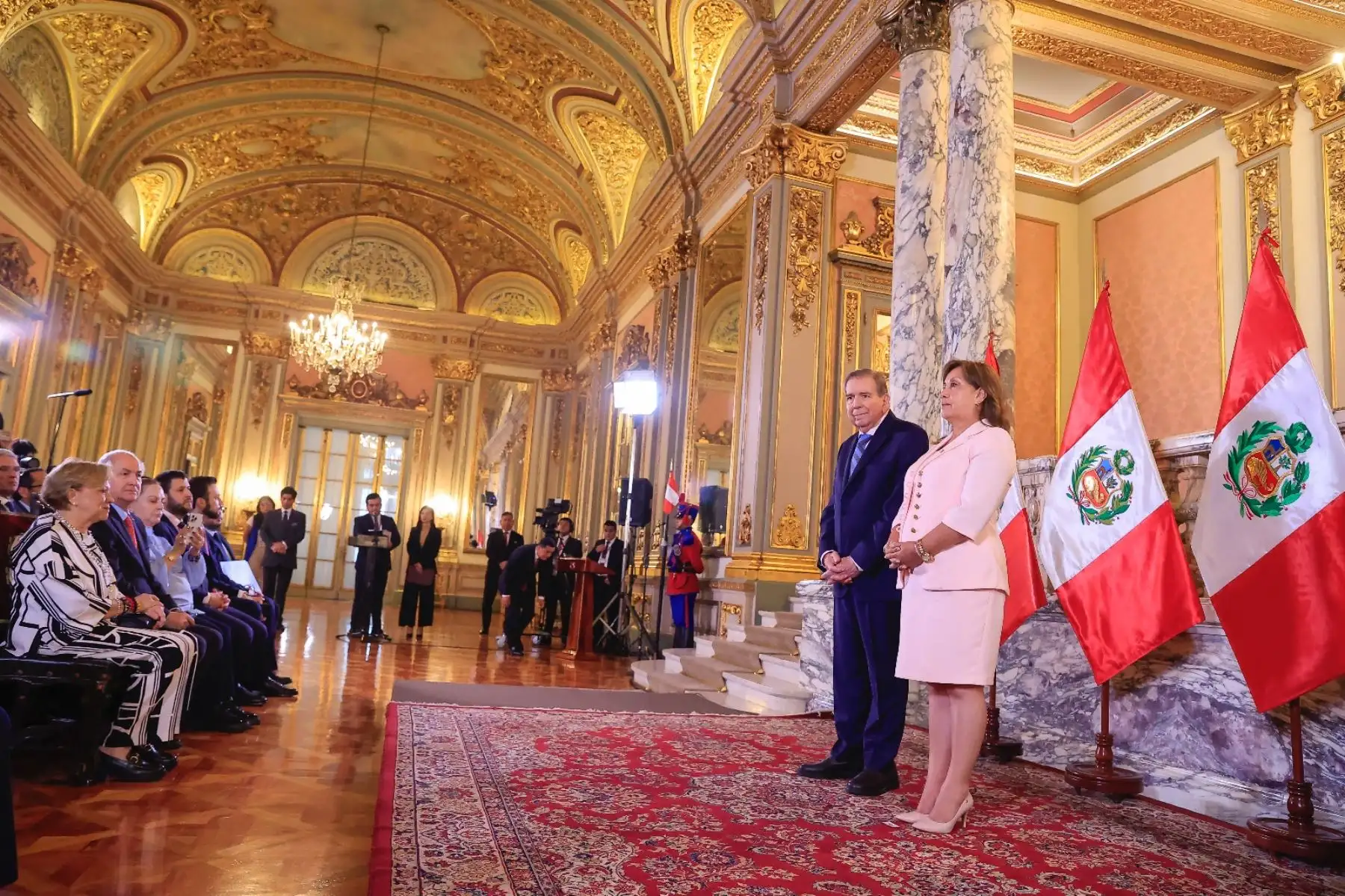 El presidente electo de Venezuela, Edmundo González, es condecorado con la Orden del Sol del Perú en el grado de Gran Cruz, distinción otorgada por la presidenta de la república, Dina Boluarte, en Palacio de Gobierno. Foto: ANDINA/Prensan Presidencia
