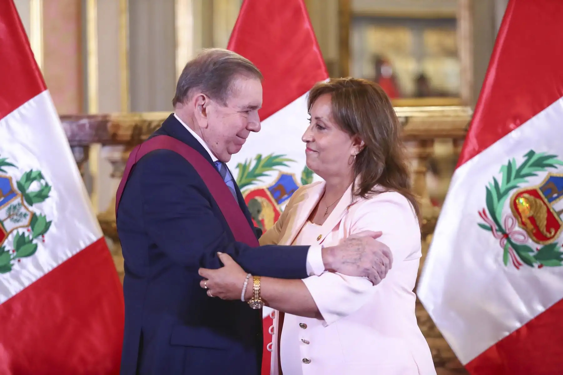 El presidente electo de Venezuela, Edmundo González, es condecorado con la Orden del Sol del Perú en el grado de Gran Cruz, distinción otorgada por la presidenta de la república, Dina Boluarte, en Palacio de Gobierno. Foto: ANDINA/Prensan Presidencia