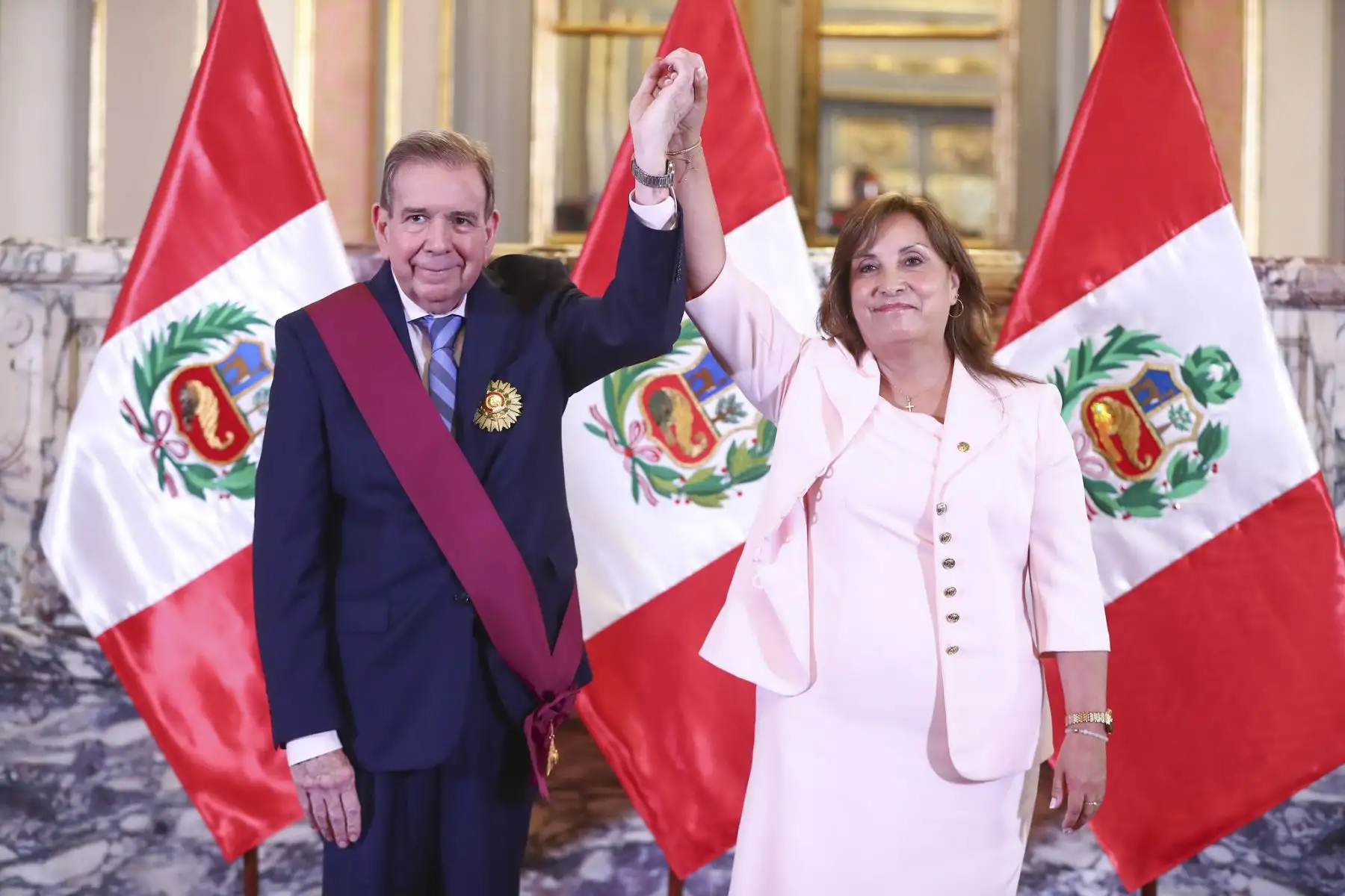 El presidente electo de Venezuela, Edmundo González, es condecorado con la Orden del Sol del Perú en el grado de Gran Cruz, distinción otorgada por la presidenta de la república, Dina Boluarte, en Palacio de Gobierno. Foto: ANDINA/Prensan Presidencia