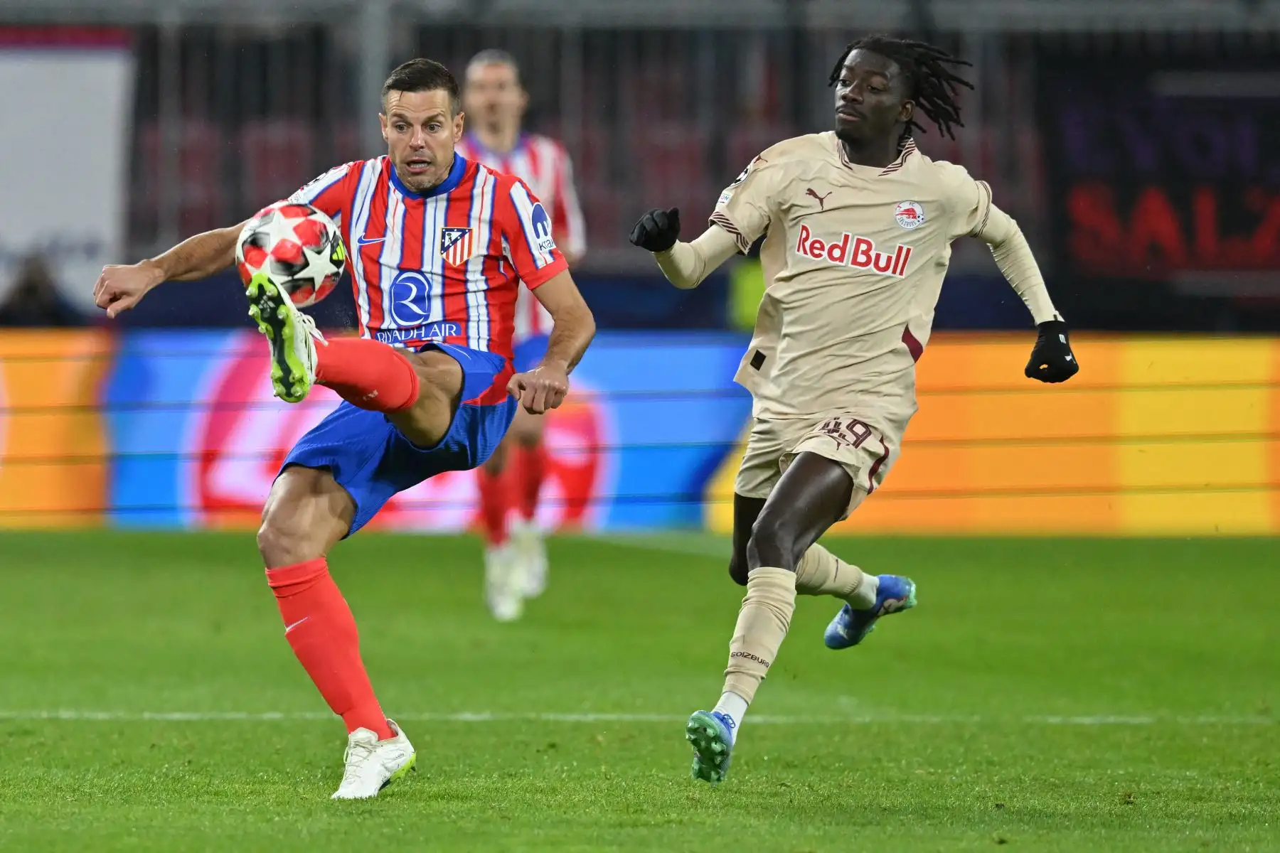 El defensa español del Atlético de Madrid, César Azpilicueta, y el centrocampista maliense del Salzburgo, Moussa Kounfolo Yeo, compiten por el balón durante el partido de fútbol de la UEFA Champions League RB Salzburg vs Atlético de Madrid en Salzburgo, Austria. Foto: ANDINA/AFP
