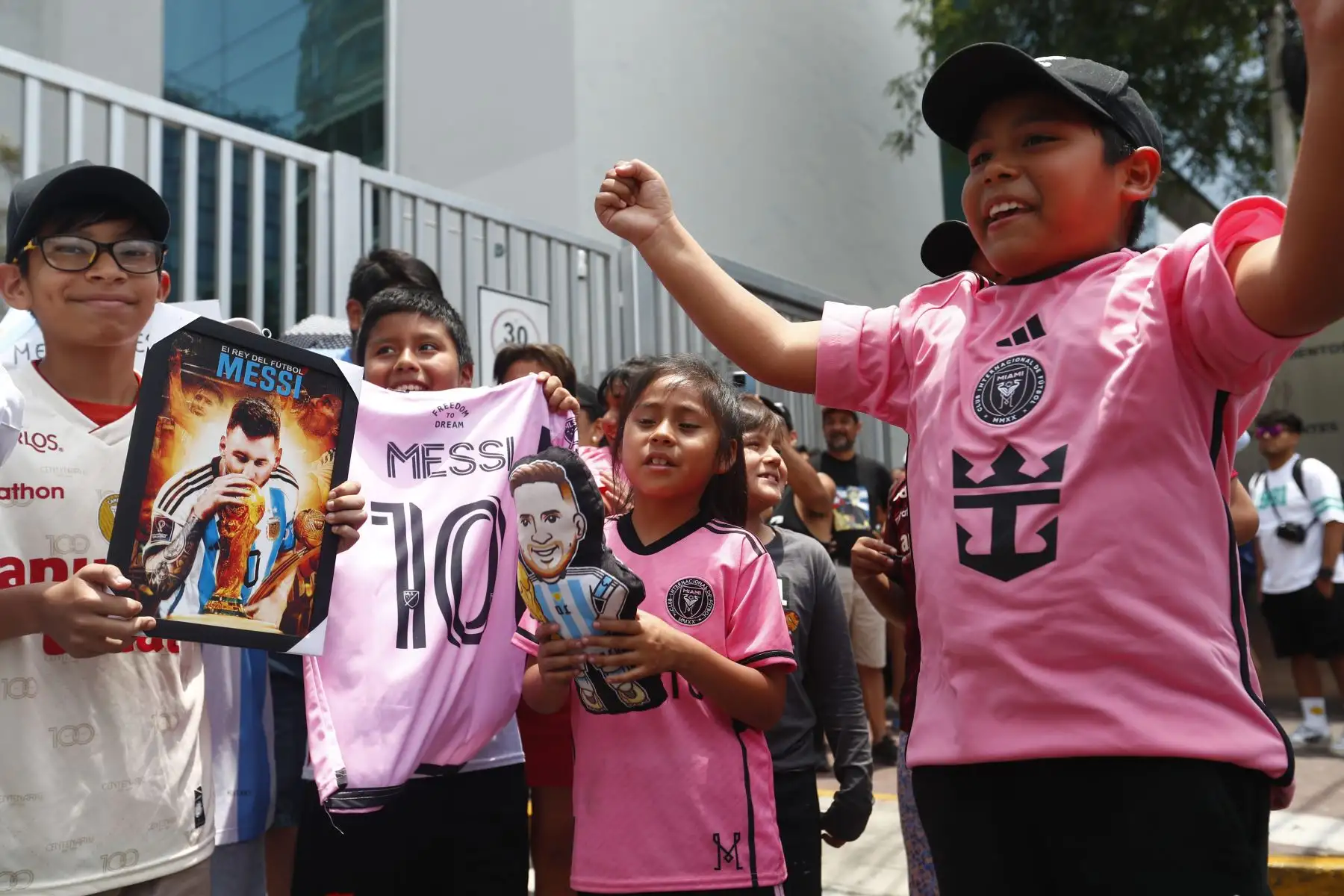 Decenas de hinchas peruanos se encuentran en los exteriores del Swissotel Lima de San Isidro esperando la salida del astro argentino del fútbol, Lionel Messi, quien se encuentra en el Perú junto con su equipo el Inter Miami de EE.UU. para disputar un partido amistoso con Universitario de Deportes.
Foto: ANDINA/Daniel Bracamonte
