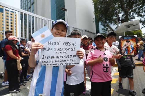 Seguidores de Messi esperan su salida  en el hotel donde se hospeda