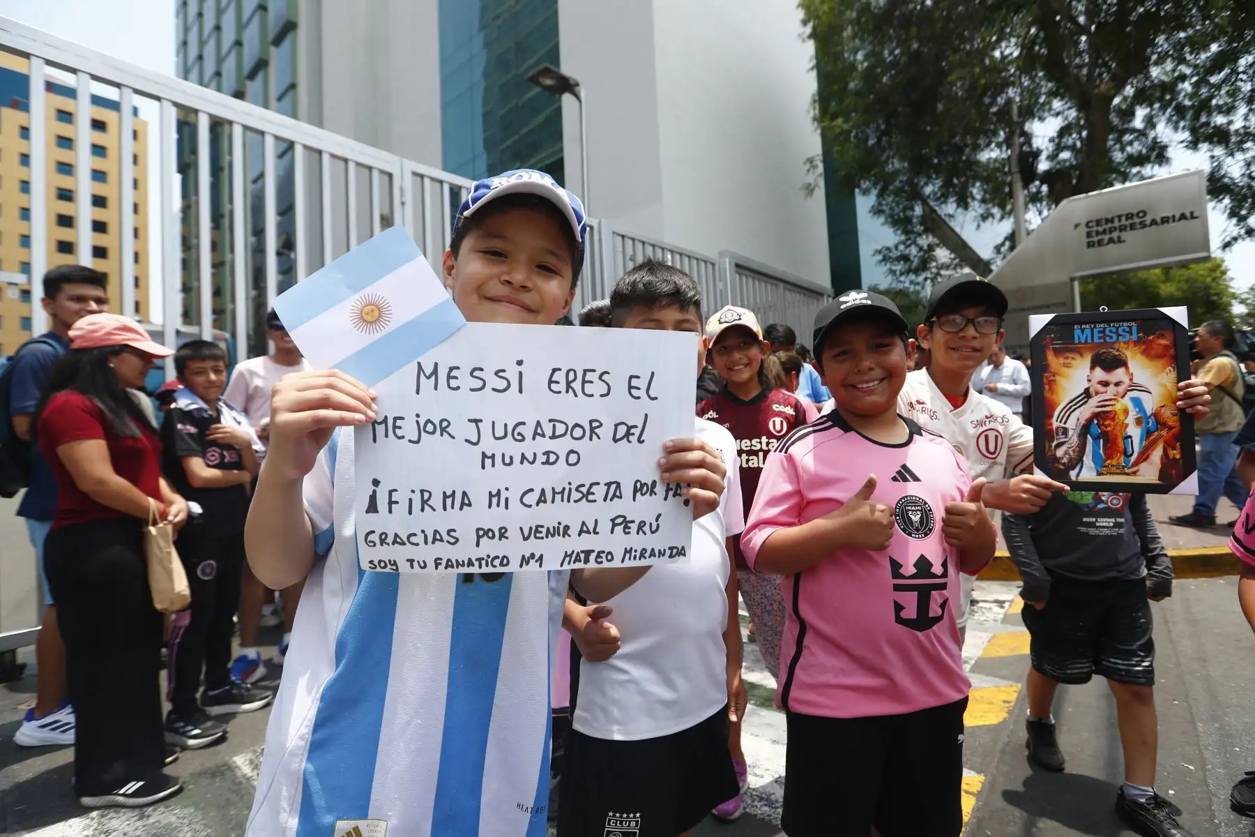 Decenas de hinchas peruanos se encuentran en los exteriores del Swissotel Lima de San Isidro esperando la salida del astro argentino del fútbol, Lionel Messi, quien se encuentra en el Perú junto con su equipo el Inter Miami de EE.UU. para disputar un partido amistoso con Universitario de Deportes.
Foto: ANDINA/Daniel Bracamonte