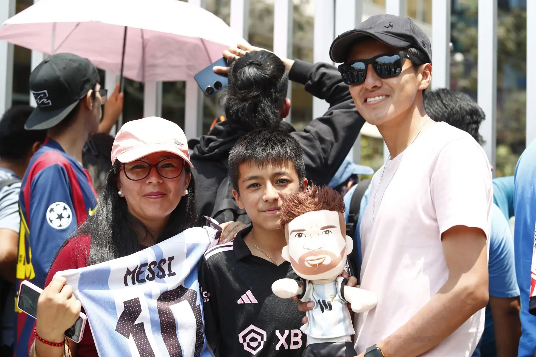 Decenas de hinchas peruanos se encuentran en los exteriores del Swissotel Lima de San Isidro esperando la salida del astro argentino del fútbol, Lionel Messi, quien se encuentra en el Perú junto con su equipo el Inter Miami de EE.UU. para disputar un partido amistoso con Universitario de Deportes.
Foto: ANDINA/Daniel Bracamonte