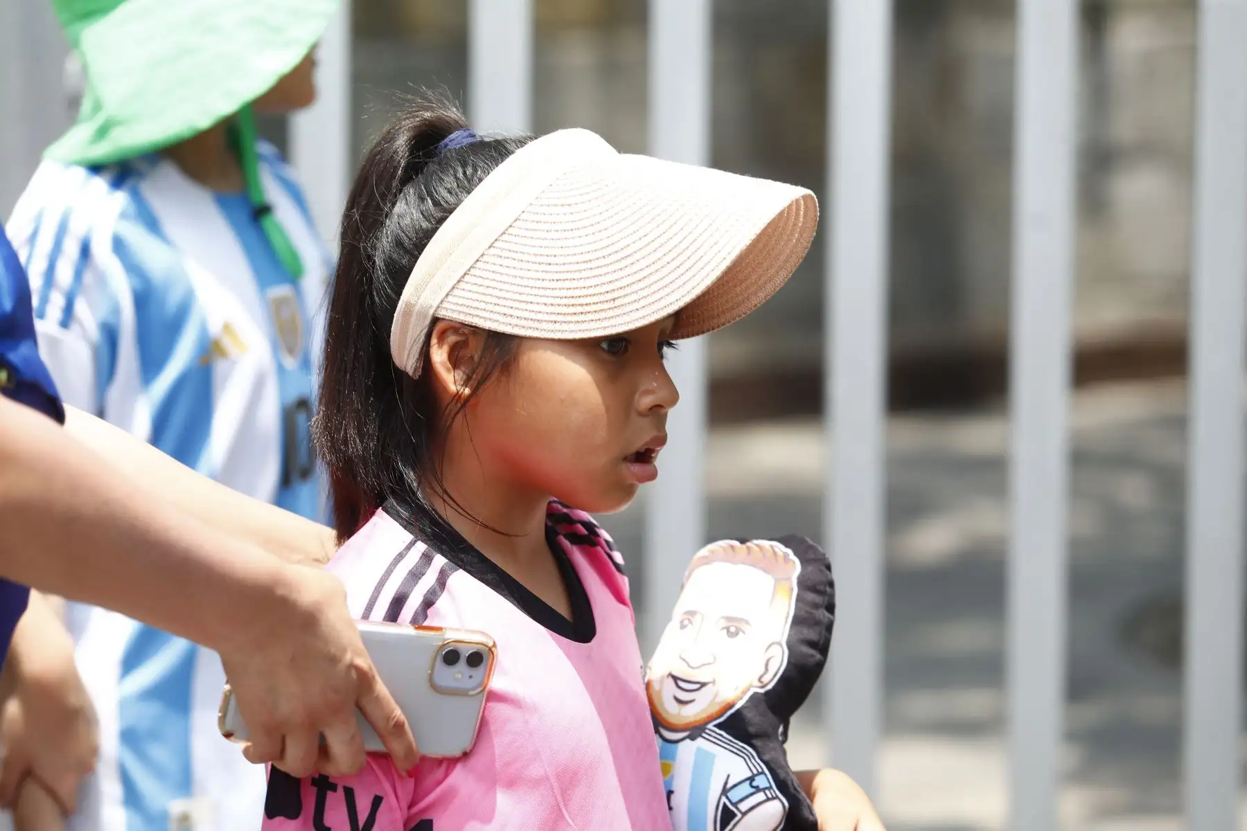 Decenas de hinchas peruanos se encuentran en los exteriores del Swissotel Lima de San Isidro esperando la salida del astro argentino del fútbol, Lionel Messi, quien se encuentra en el Perú junto con su equipo el Inter Miami de EE.UU. para disputar un partido amistoso con Universitario de Deportes.
Foto: ANDINA/Daniel Bracamonte