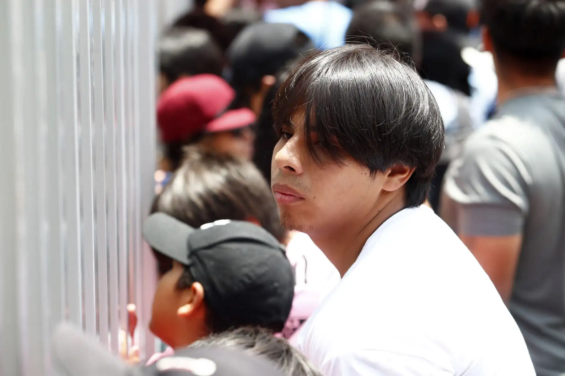 Decenas de hinchas peruanos se encuentran en los exteriores del Swissotel Lima de San Isidro esperando la salida del astro argentino del fútbol, Lionel Messi, quien se encuentra en el Perú junto con su equipo el Inter Miami de EE.UU. para disputar un partido amistoso con Universitario de Deportes.
Foto: ANDINA/Daniel Bracamonte