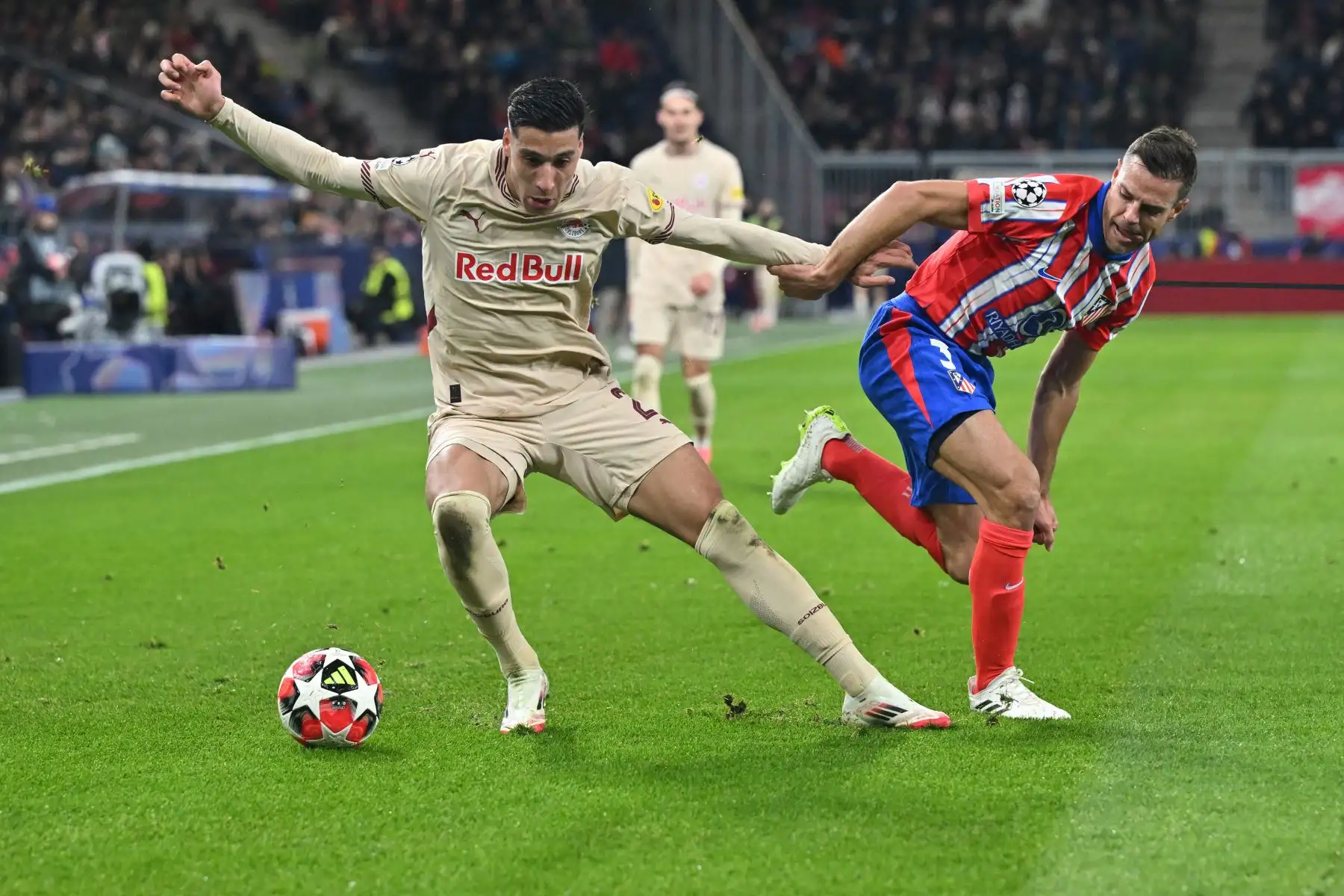 El delantero brasileño del Atlético de Madrid, Samuel Dias Lino, y el defensa bosnio del Salzburgo, Amar Dedic, compiten por el balón durante el partido de fútbol de la UEFA Champions League RB Salzburg vs Atlético de Madrid en Salzburgo, Austria. Foto: ANDINA/AFP