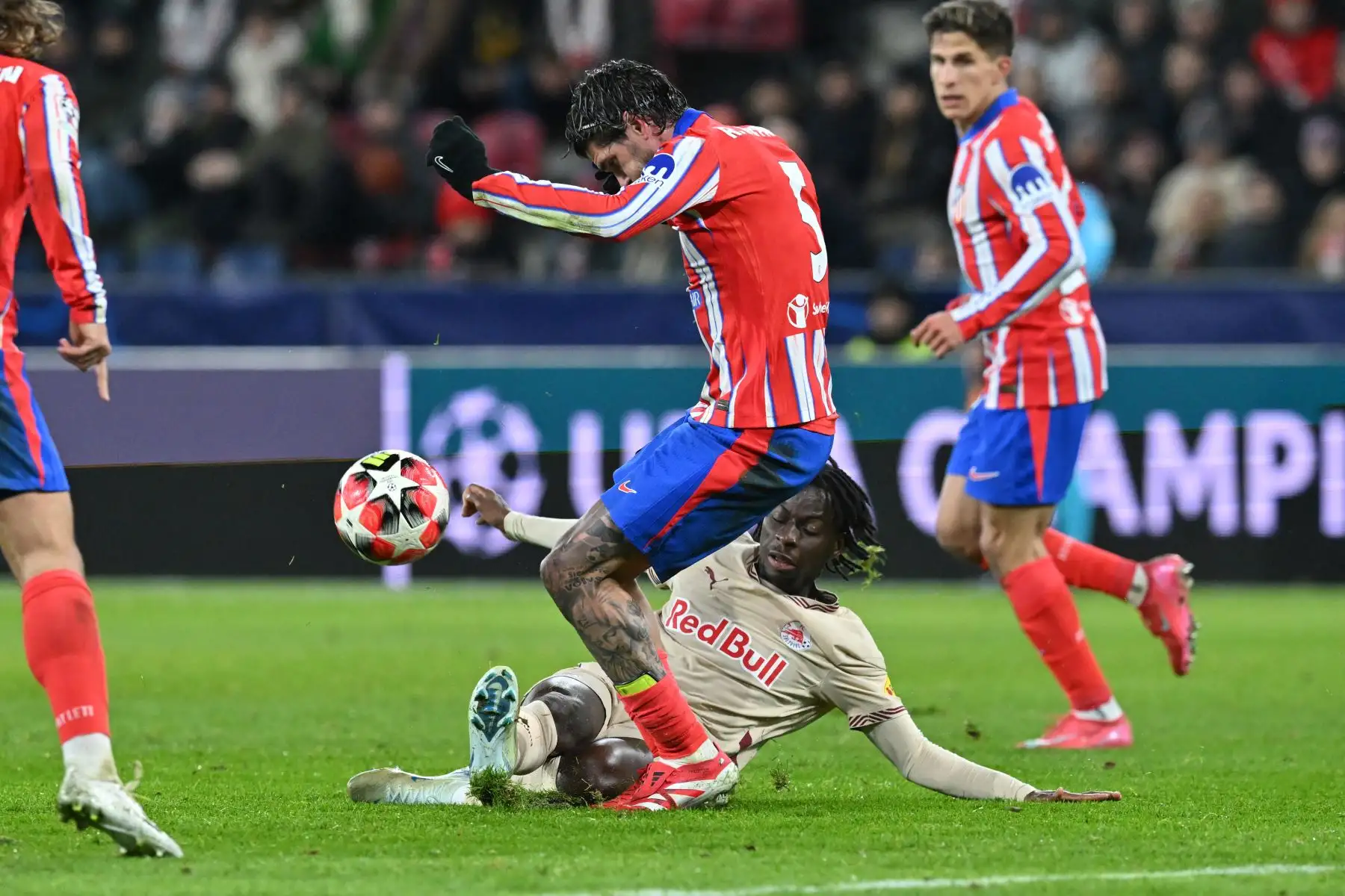 El centrocampista argentino del Atlético de Madrid Rodrigo De Paul  y el centrocampista maliense  Moussa Kounfolo Yeo del Salzburgo compiten por el balón durante el partido de fútbol de la UEFA Champions League RB Salzburg vs Atlético.
Foto: ANDINA// AFP
