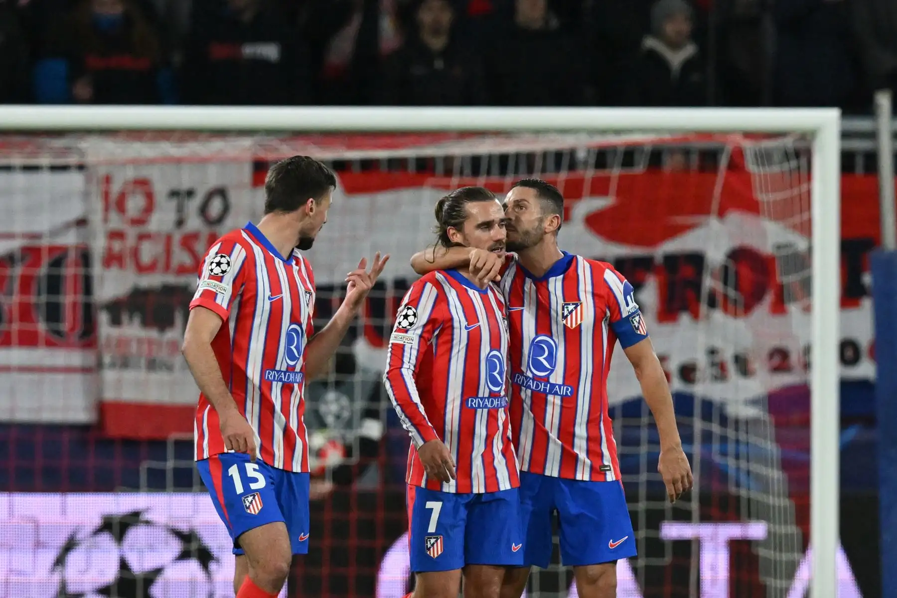 El delantero francés del Atlético de Madrid, Antoine Griezmann, celebra con el centrocampista español del Atlético de Madrid, Koke, y el defensa francés del Atlético de Madrid, Clement Lenglet, después de anotar el gol del 0-3 durante el partido de fútbol de la UEFA Champions League RB Salzburg vs Atlético de Madrid. 
Foto: ANDINA/ AFP