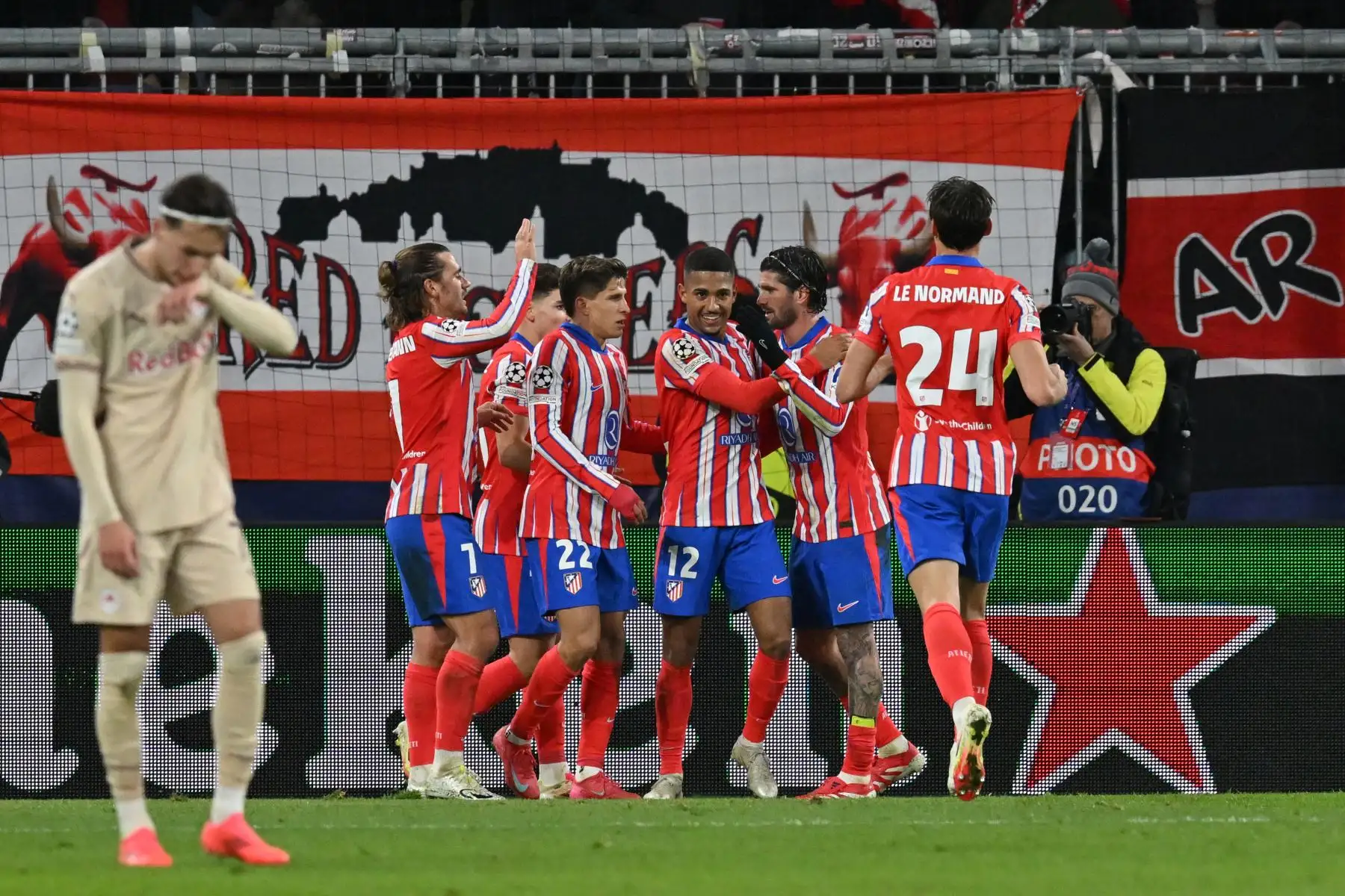 El delantero francés del Atlético de Madrid, Antoine Griezmann, celebra con sus compañeros de equipo después de marcar el gol del 0-3 durante el partido de fútbol de la UEFA Champions League RB Salzburg vs Atlético de Madrid. 
Foto: ANDINA/AFP
