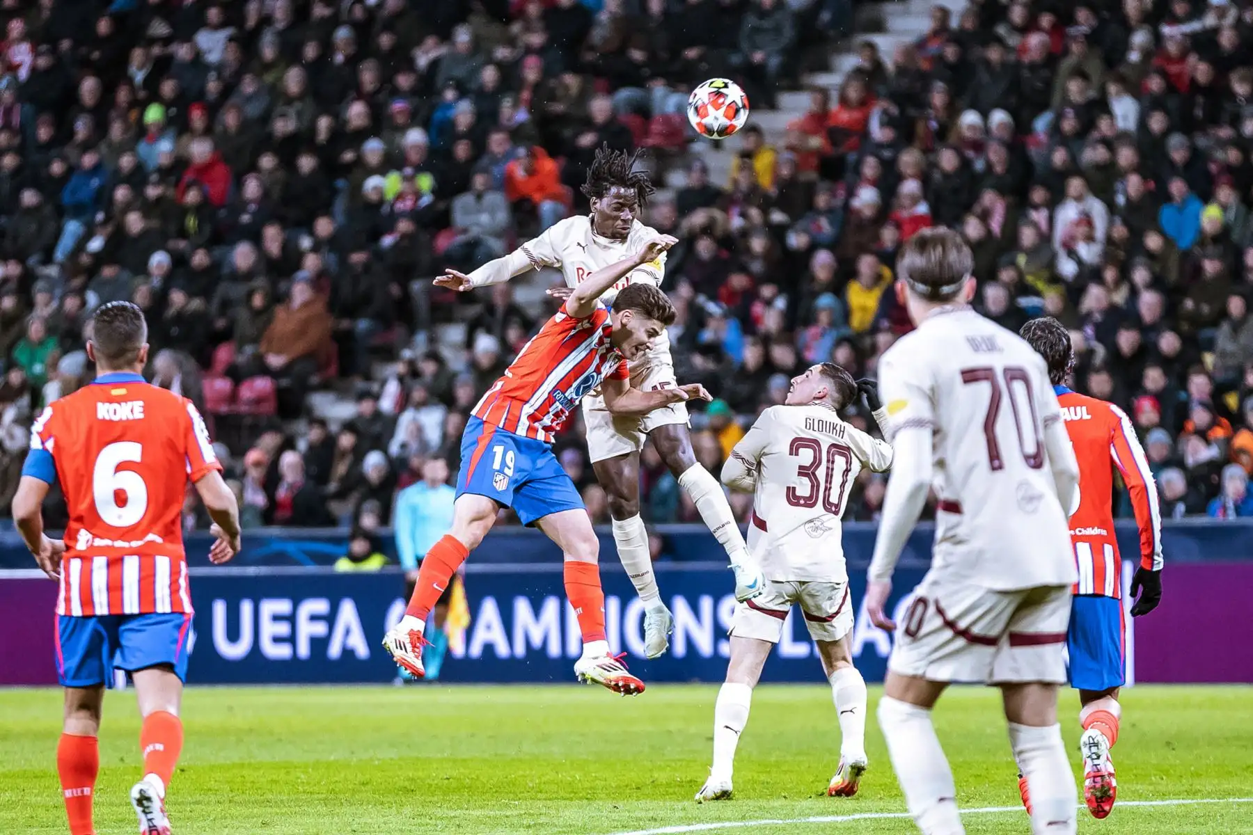 El delantero argentino del Atlético de Madrid, Julián Álvarez, y el centrocampista maliense del Salzburgo, Mamady Diambou, compiten por un cabezazo durante el partido de fútbol de la UEFA Champions League RB Salzburg vs Atlético de Madrid. Foto: ANDINA/ AFP