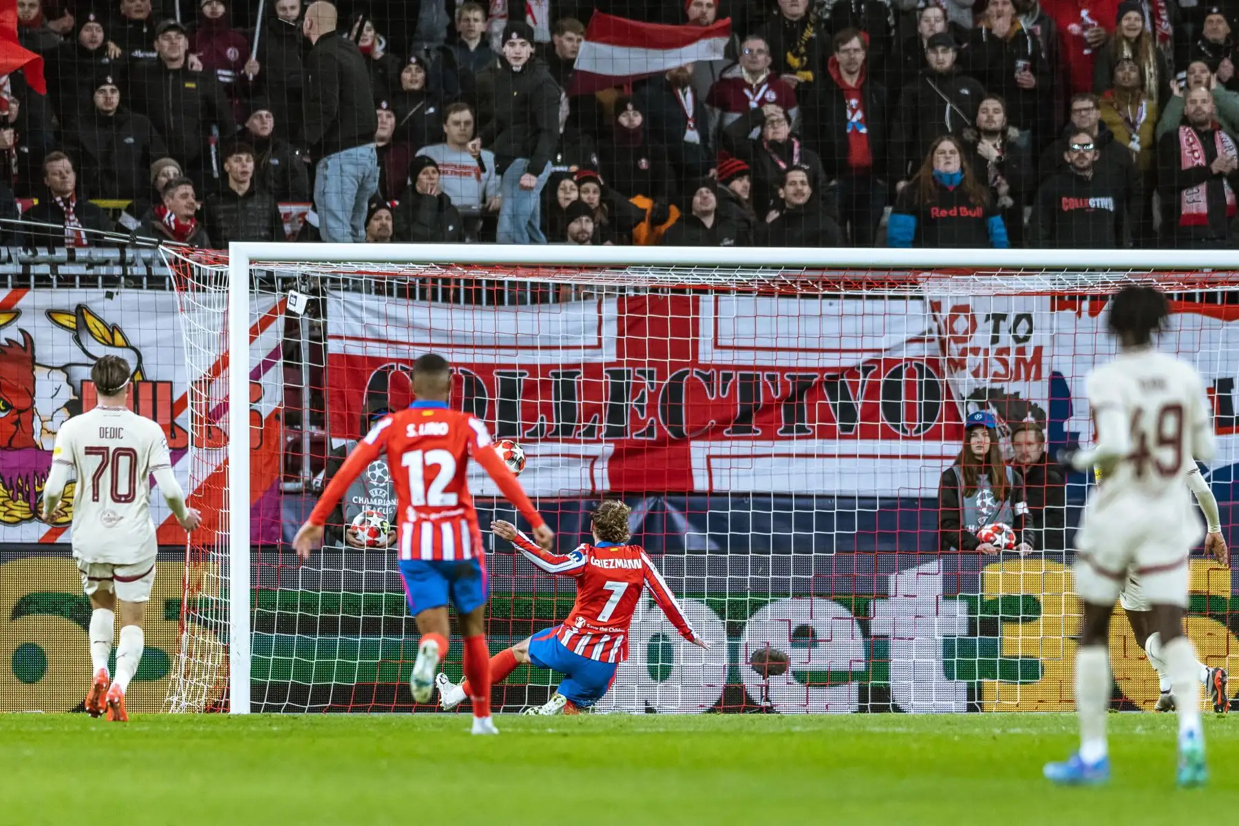 El delantero francés  del Atlético de Madrid, Antoine Griezmann, marca durante el partido de fútbol de la UEFA Champions League RB Salzburg vs Atlético de Madrid. Foto: ANDINA/AFP