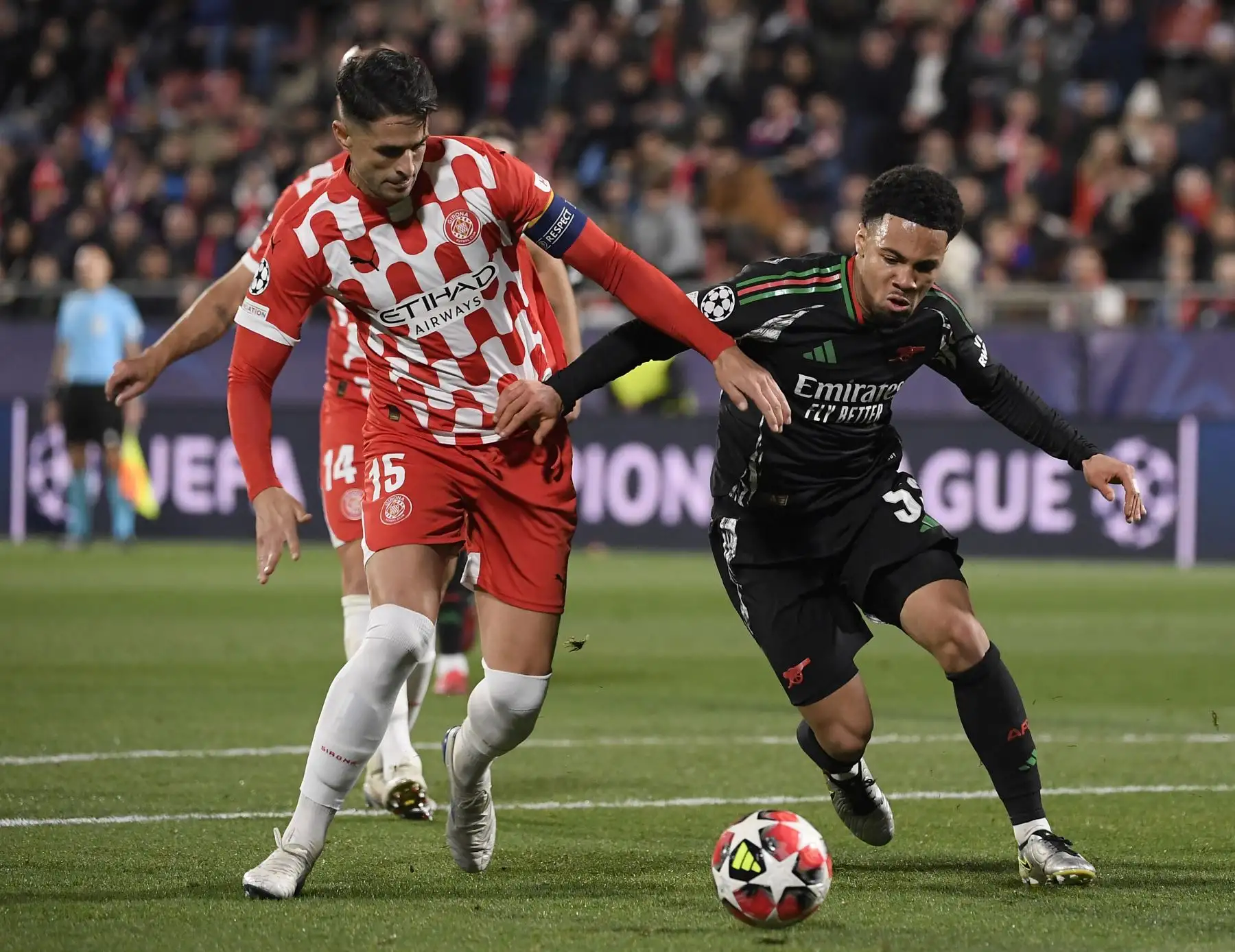 El defensor español de Girona  Juanpe lucha por el balón con el centrocampista inglés del Arsenal  Ethan Nwaneri durante la Liga de Campeones de la UEFA, partido de fútbol de fase liguera entre Girona FC y Arsenal FC. AFP