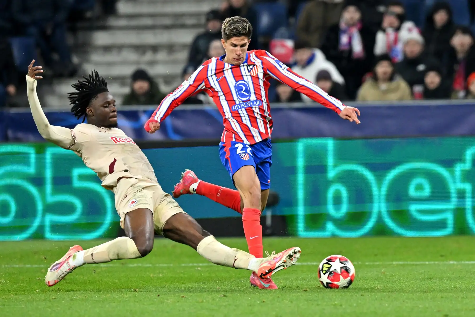 El centrocampista maliense  del Salzburgo, Moussa Kounfolo Yeo, y el delantero argentino del Atlético de Madrid, Giuliano Simeone, compiten por el balón durante el partido de fútbol de la UEFA Champions League RB Salzburg vs Atlético de Madrid. 
Foto: ANDINA/AFP