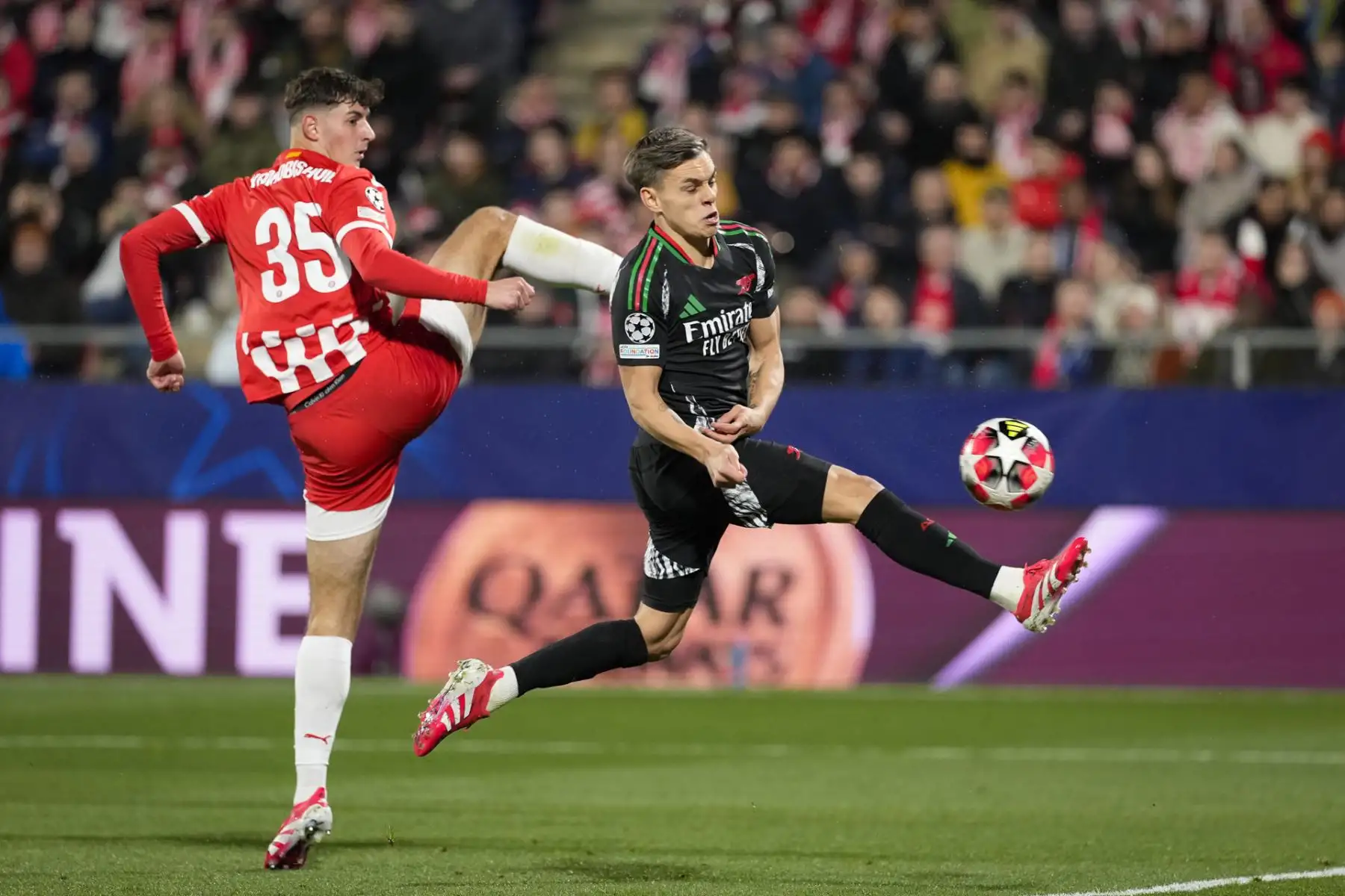 El delantero del Arsenal Leandro Trossard (d) intenta escaparse del húngaro Antal Yaakobishvili, del Girona, durante el partido de primera ronda de la Liga de Campeones que Girona FC y Arsenal FC. EFE