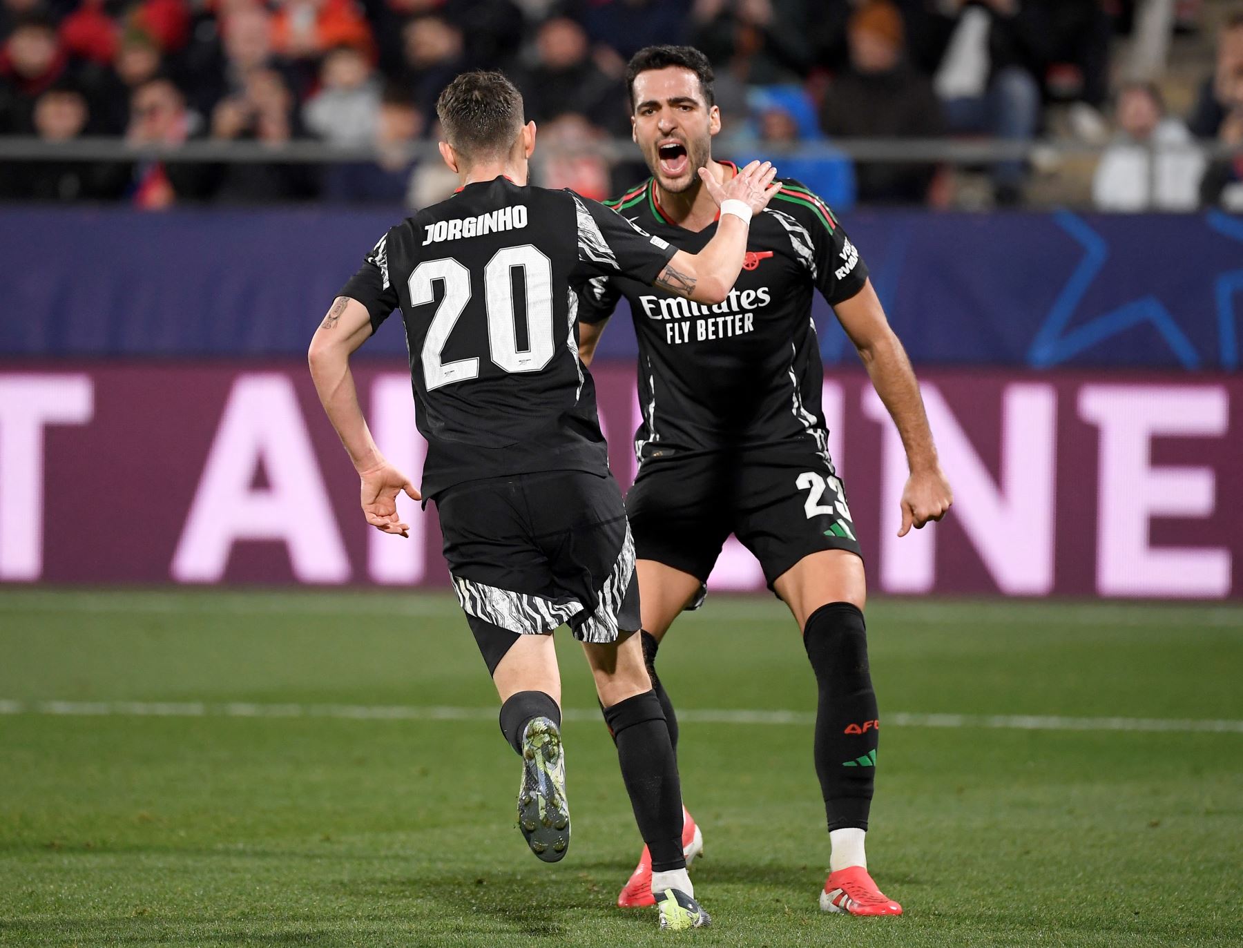 El centrocampista italiano del Arsenal  Jorginho celebra con el centrocampista español del Arsenal  Mikel Merino anotando el primer gol de su equipo desde el punto de penalti durante el partido de fútbol de la fase liguera de la Liga de Campeones de la UEFA entre el Girona FC y el Arsenal FC. Foto: AFP