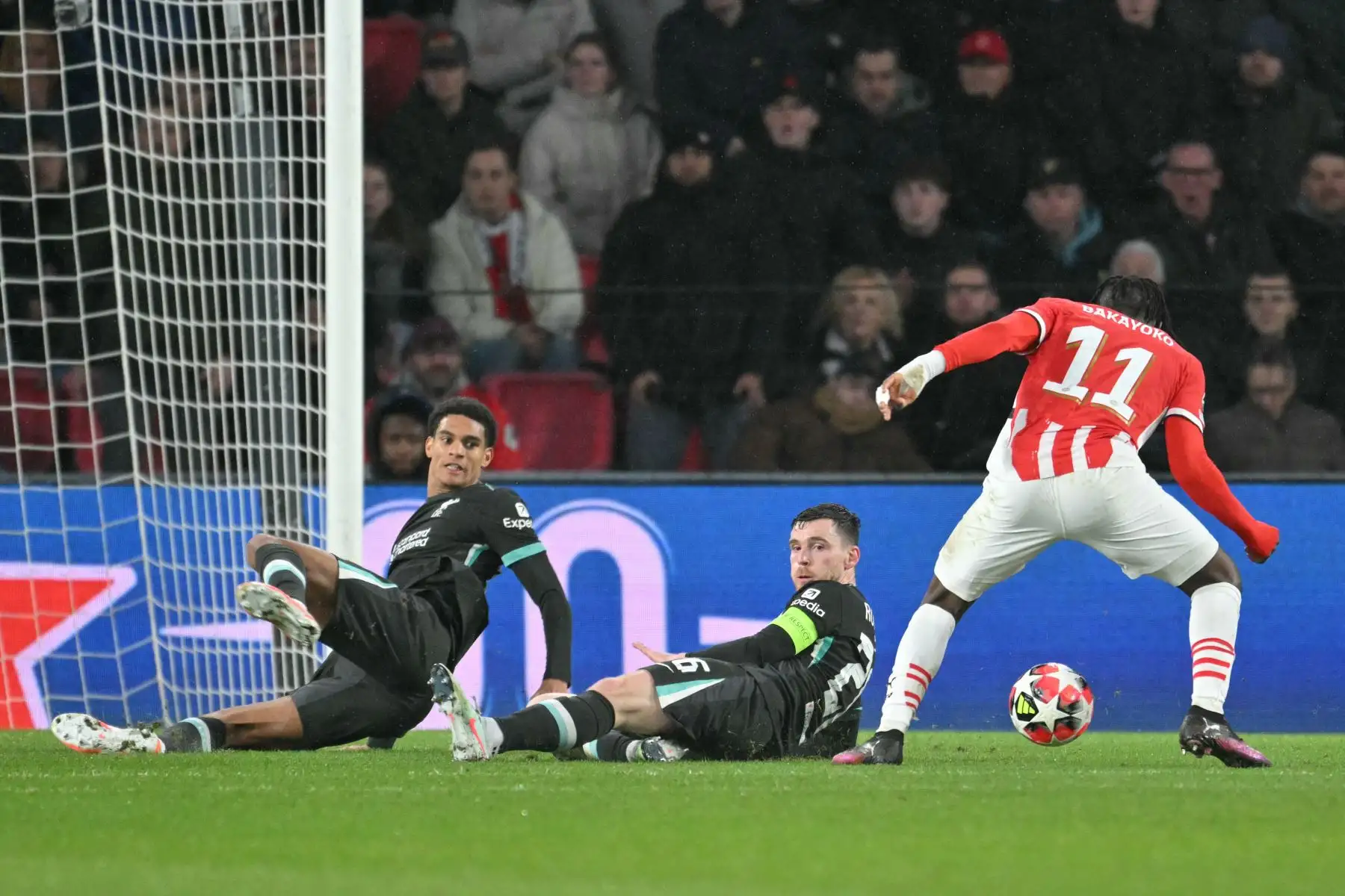 El delantero belga del PSV Eindhoven, Johan Bakayoko, se prepara para disparar hacia la red para marcar el primer gol del PSV mientras el defensor escocés del Liverpool, Andrew Robertson, y el defensor inglés del Liverpool, Jarell Quansah, intentan bloquearlo durante el partido de fútbol de la jornada 8 de la fase de liga de la UEFA Champions League entre el PSV Eindhoven (NED) y el Liverpool FC
Foto: ANDINA/ AFP