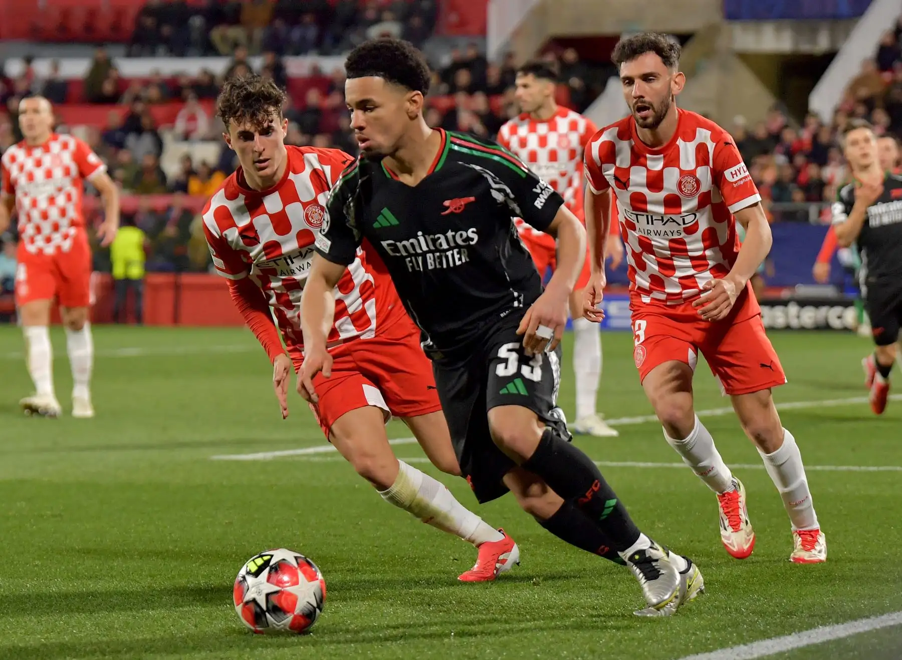 El centrocampista inglés del Arsenal Ethan Nwaneri lucha por el balón con el defensor español de Girona  Alejandro Frances  durante la Liga de Campeones de la UEFA, partido de fútbol de fase liguera entre el Girona FC y el Arsenal FC. AFP