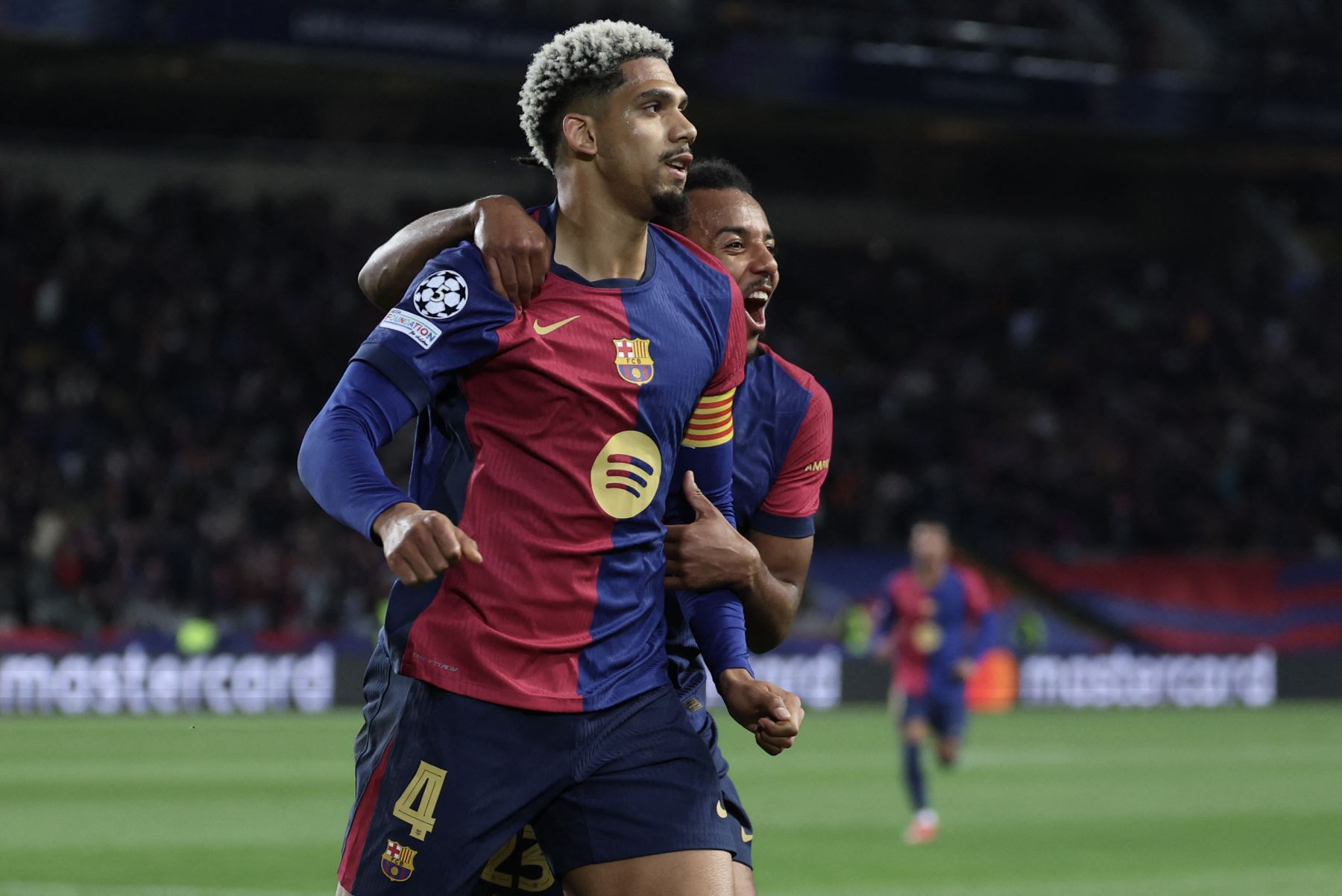 El defensor uruguayo de Barcelona  Ronald Federico Araujo da Silva celebra después de marcar su segundo gol con su compañero de equipo el defensor francés de Barcelona  Jules Kounde durante la Liga de Campeones de la UEFA, partido de fútbol de fase liguera entre el FC Barcelona y el Atalanta BC. AFP