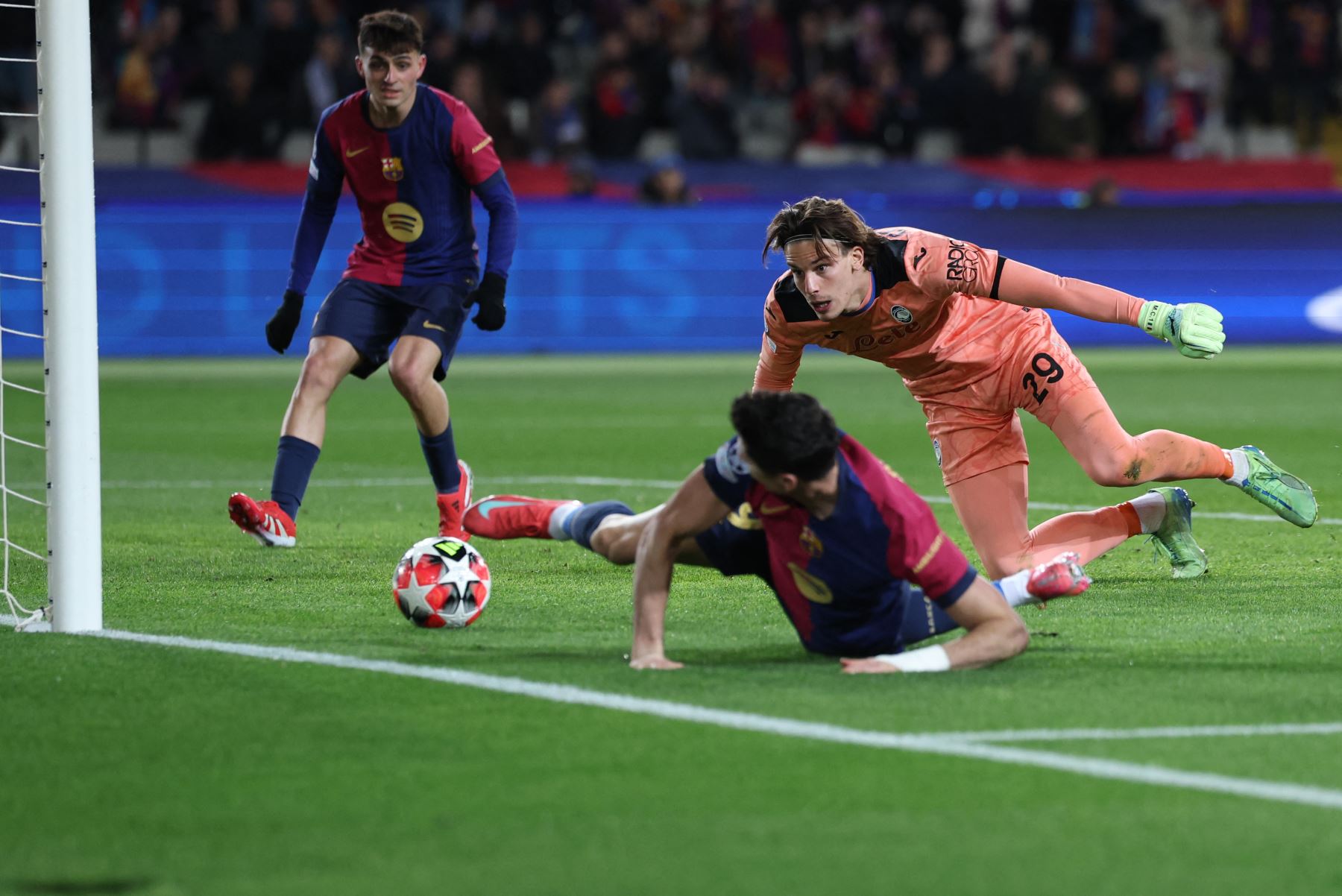 El delantero polaco de Barcelona Robert Lewandowski  intenta evadir al portero italiano de Atalanta Marco Carnesecchi durante la Liga de Campeones de la UEFA, partido de fútbol de fase liguera entre el FC Barcelona y Atalanta BC. AFP