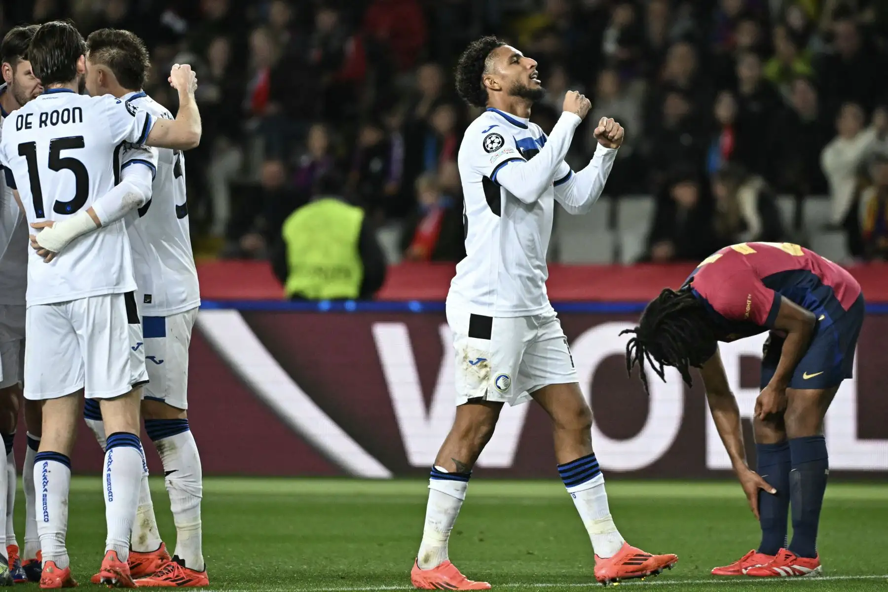El centrocampista brasileño del Atalanta  Ederson José Dos Santos Lourenco da Silva  celebra tras marcar su primer gol durante la Liga de Campeones de la UEFA, partido de fútbol de fase liguera entre el FC Barcelona y el Atalanta BC. AFP