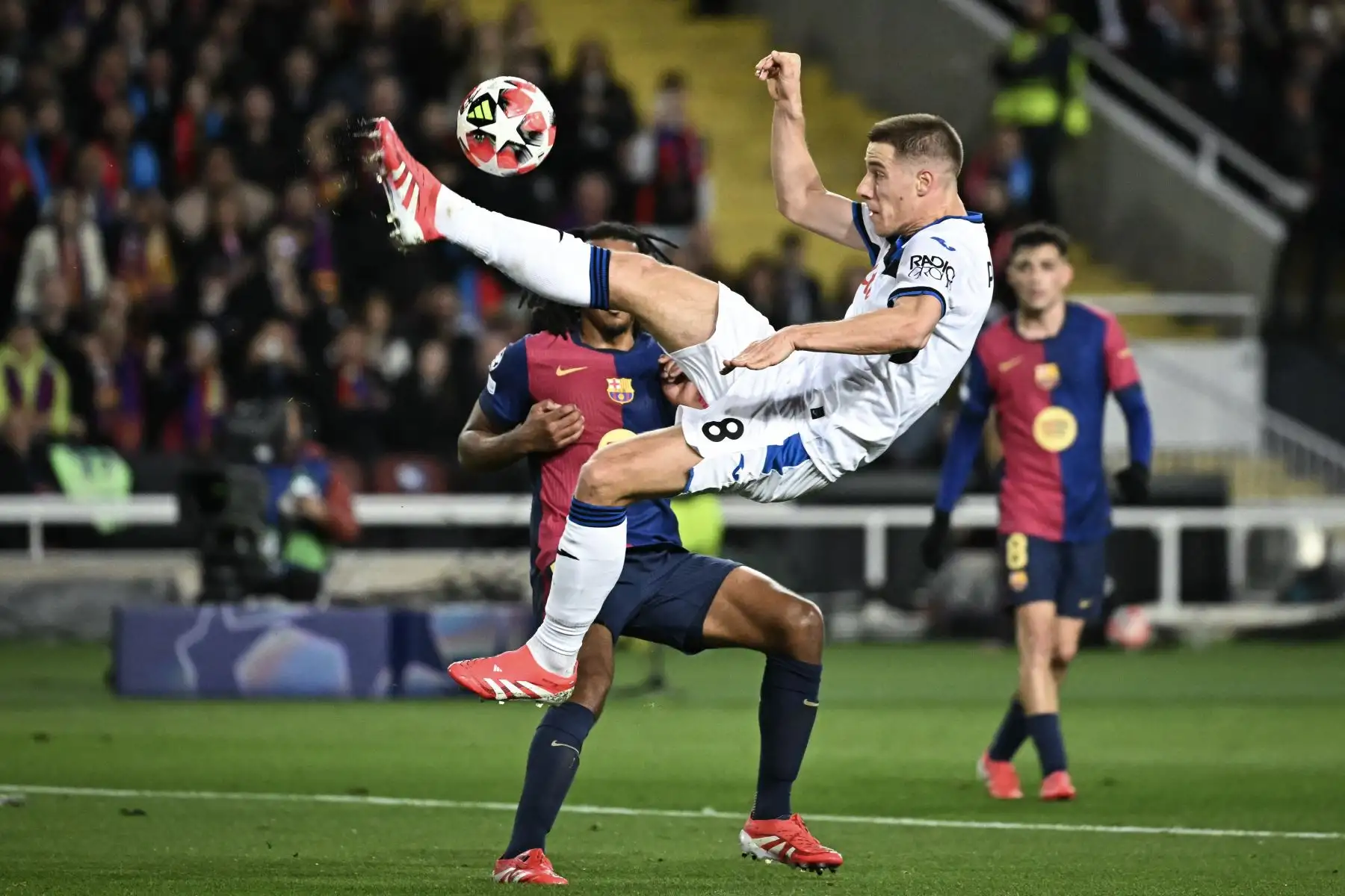 El centrocampista croata de Atalanta  Mario Pasalic  patea al defensor francés de Barcelona  Jules Kounde durante la Liga de Campeones de la UEFA, partido de fútbol de fase liguera entre el FC Barcelona y Atalanta BC. AFP