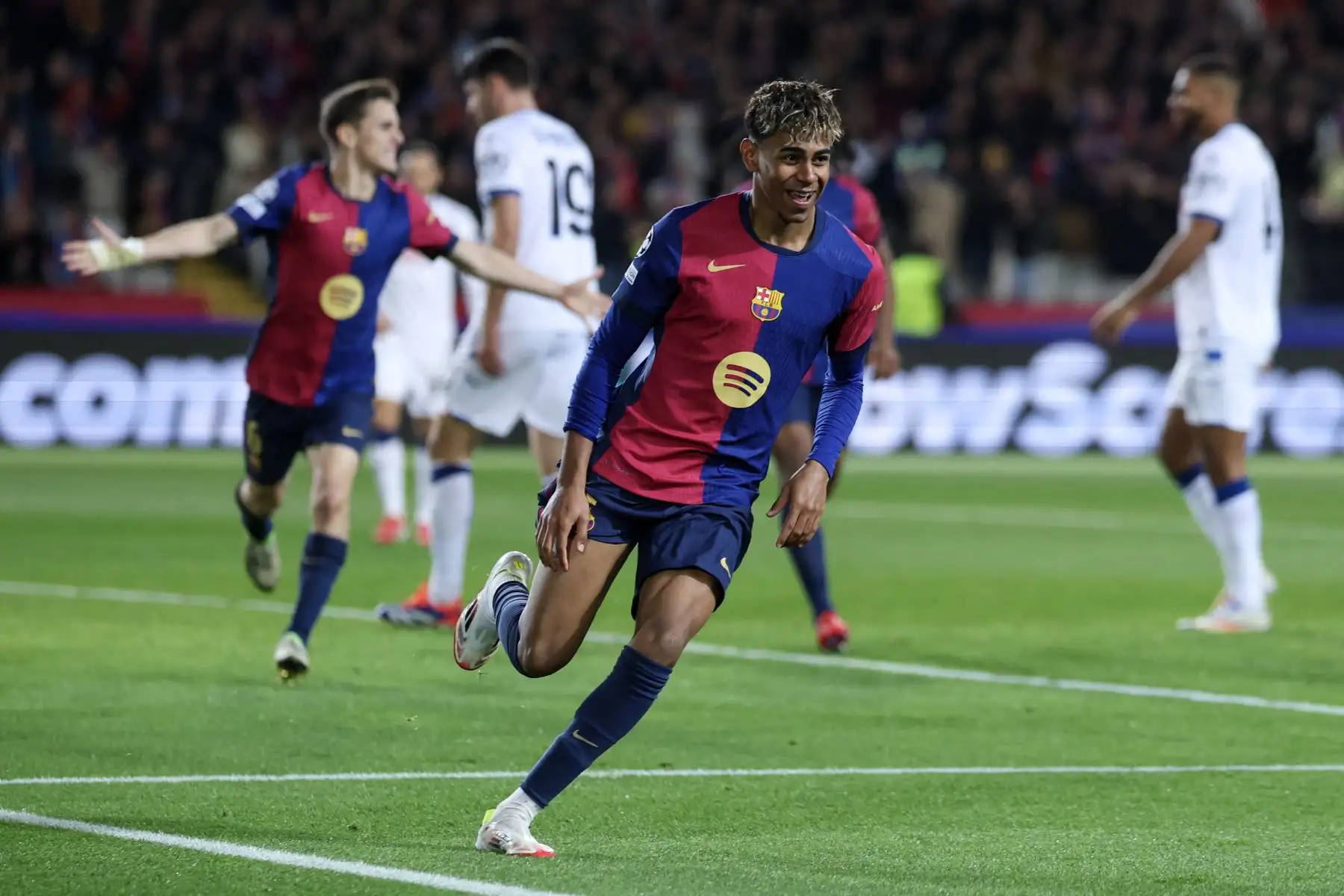 El delantero  español del Barcelona  Lamine Yamal celebra marcar su primer gol durante la Liga de Campeones de la UEFA, partido de fútbol de fase liguera entre el FC Barcelona y el Atalanta BC. AFP