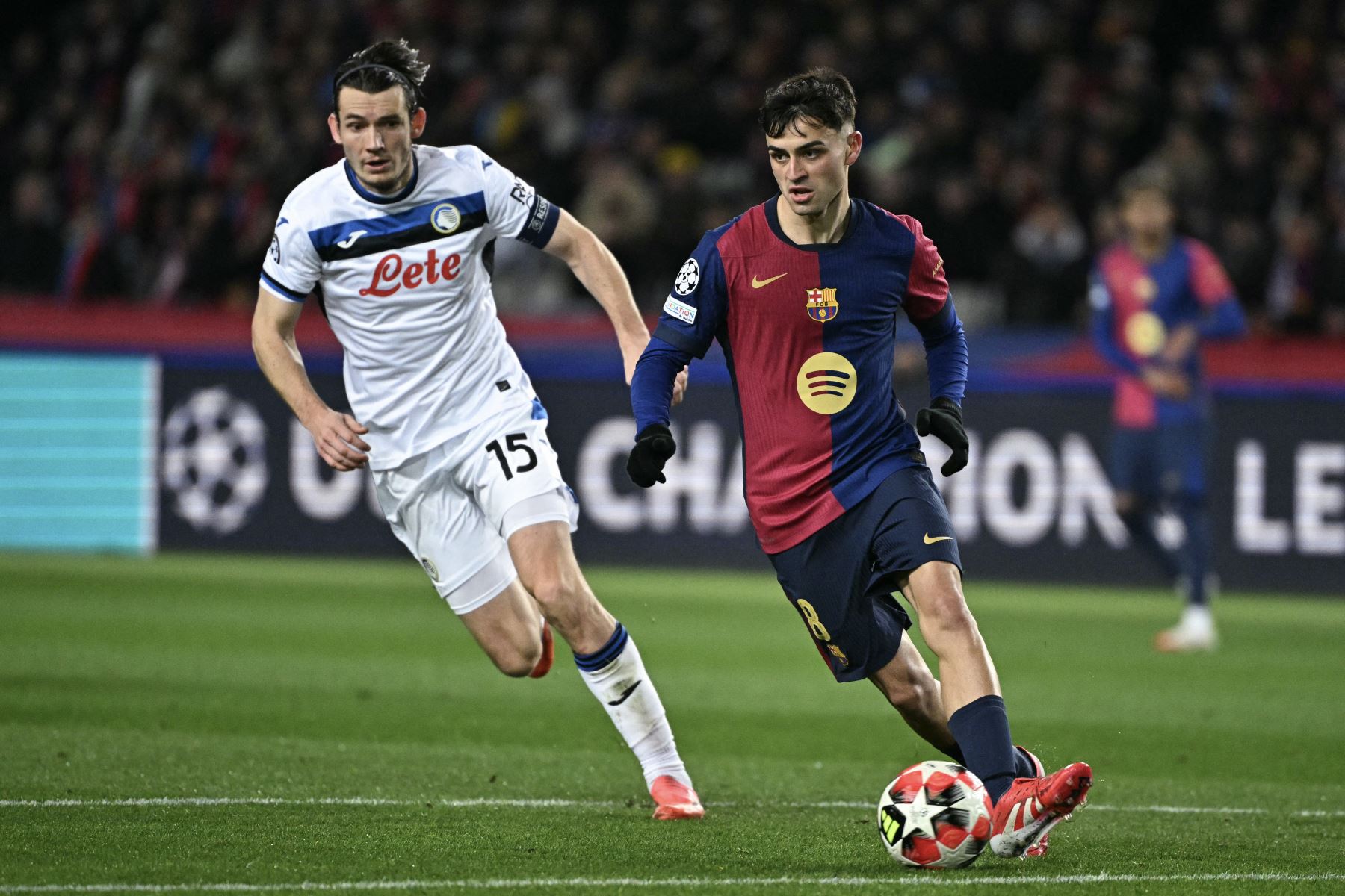 El centrocampista español del Barcelona  Pedri controla el balón desafiado por el centrocampista holandés del Atalanta  Marten de Roon durante la Liga de Campeones de la UEFA, partido de fútbol de fase liguera entre el FC Barcelona y el Atalanta BC. AFP