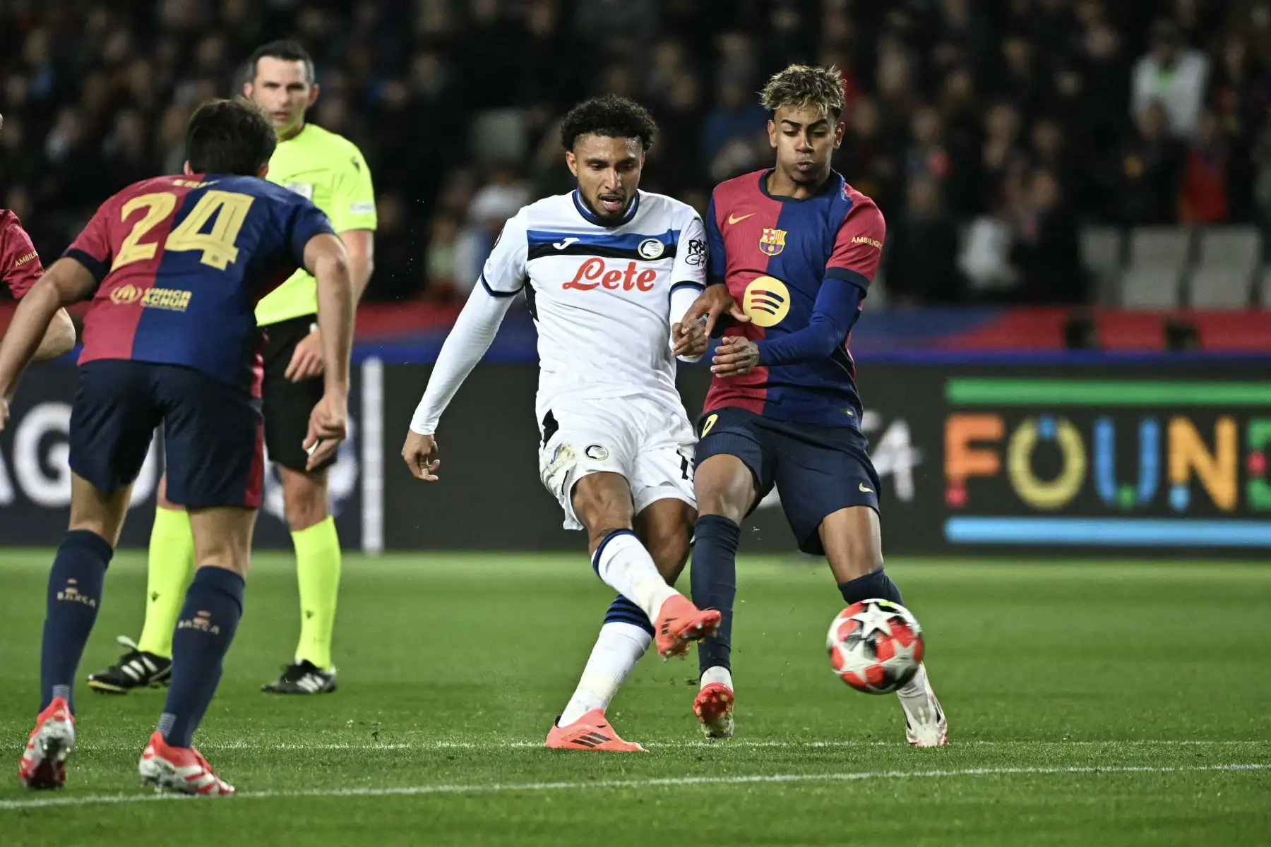 El centrocampista brasileño del Atalanta  Ederson José Dos Santos Lourenco da Silva  dispara para marcar su primer gol durante la Liga de Campeones de la UEFA, partido de fútbol de fase liguera entre el FC Barcelona y el Atalanta BC. AFP