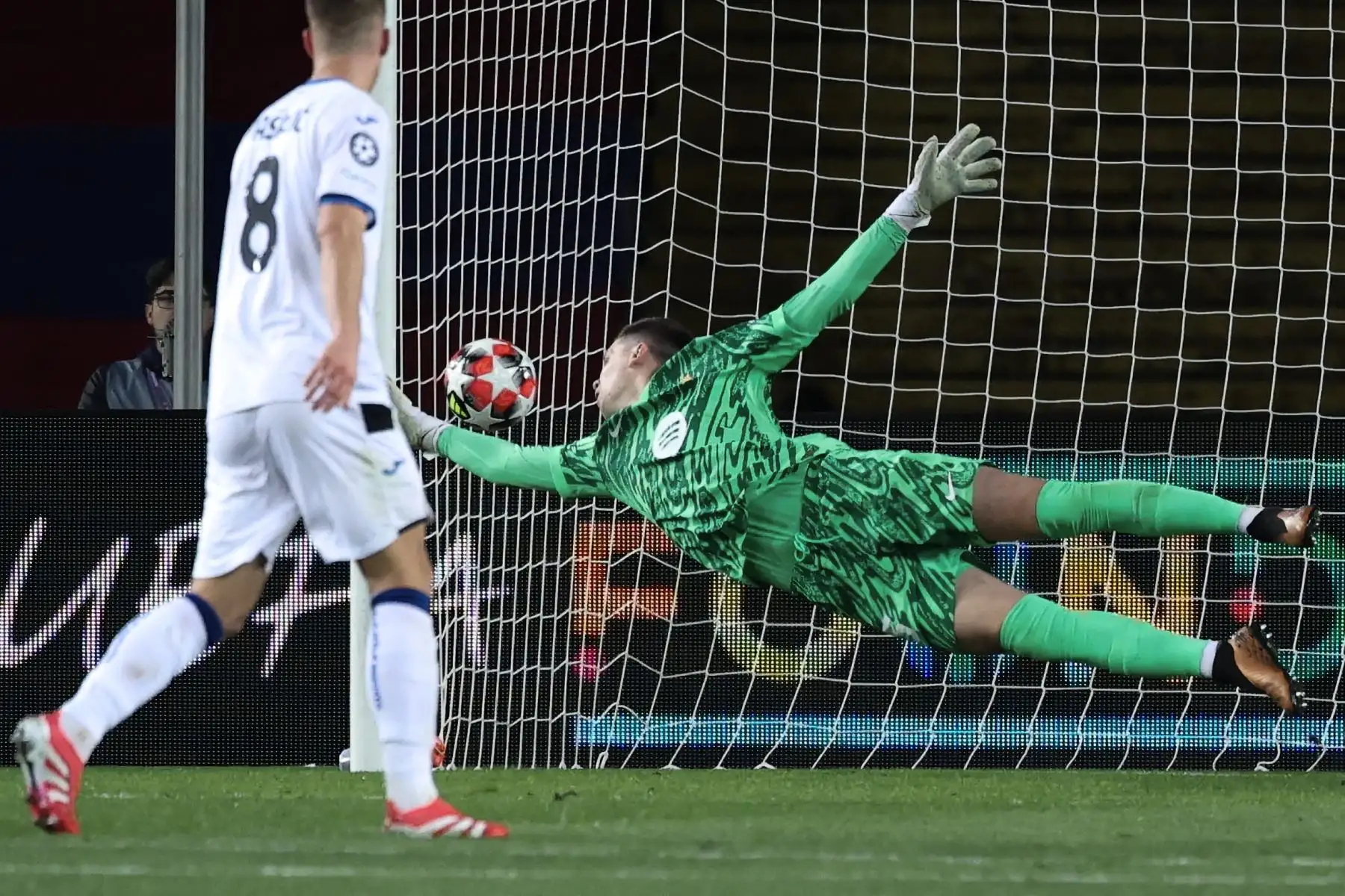 El portero polaco de Barcelona Wojciech Szczesny no logra detener un gol del centrocampista brasileño de Atalanta  Ederson José Dos Santos Lourenco da Silva durante la Liga de Campeones de la UEFA, partido de fútbol de fase liguera entre el FC Barcelona y Atalanta BC. AFP