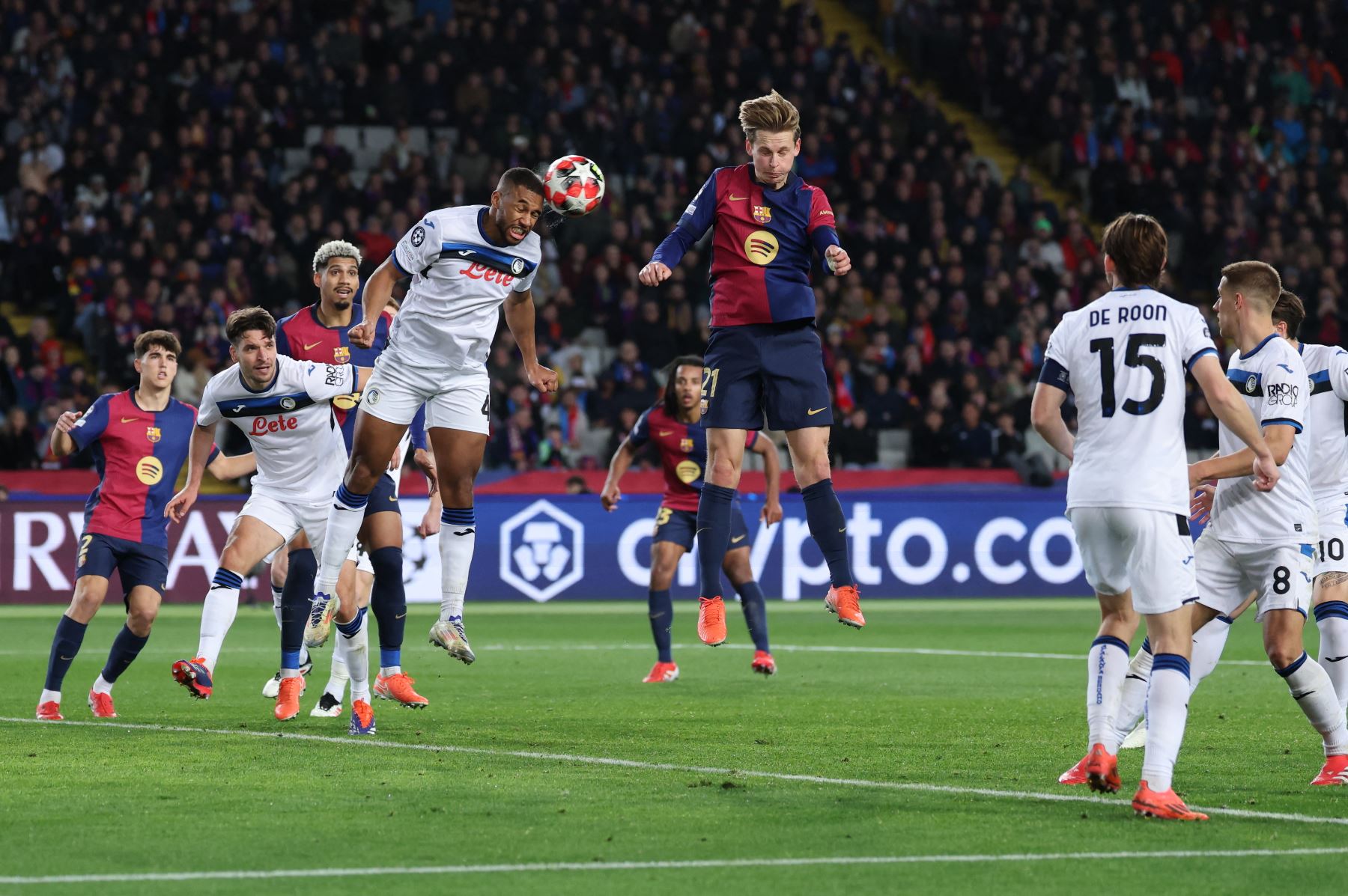 El defensor sueco del Atalanta  Isak Hien  encabeza el balón desafiado por el centrocampista holandés del Barcelona Frenkie De Jong durante la Liga de Campeones de la UEFA, partido de fútbol de fase liguera entre el FC Barcelona y el Atalanta BC. AFP