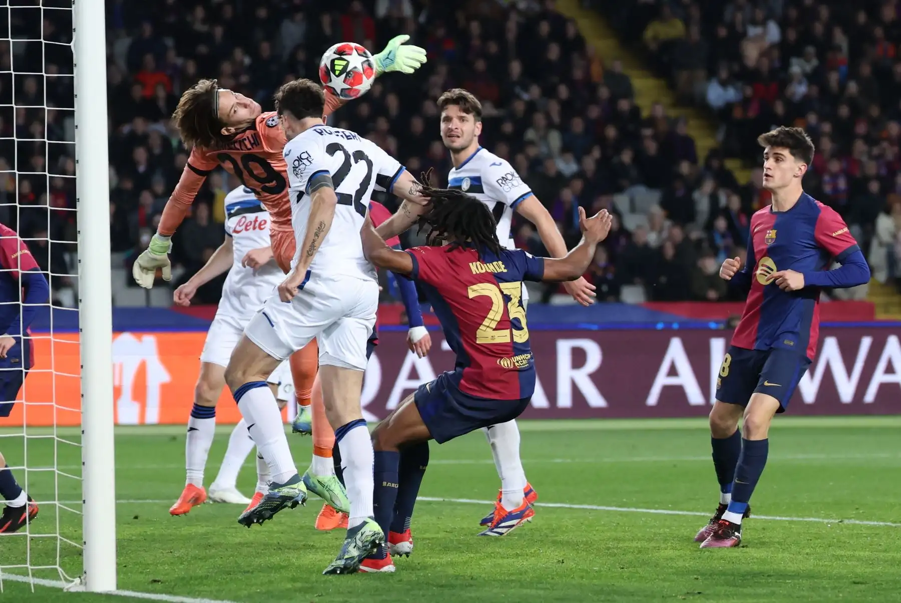 El portero italiano del Atalanta  Marco Carnesecchi hace una salvada desafiada por el defensor francés del Barcelona  Jules Kounde durante la Liga de Campeones de la UEFA, partido de fútbol de fase liguera entre el FC Barcelona y el Atalanta BC. AFP