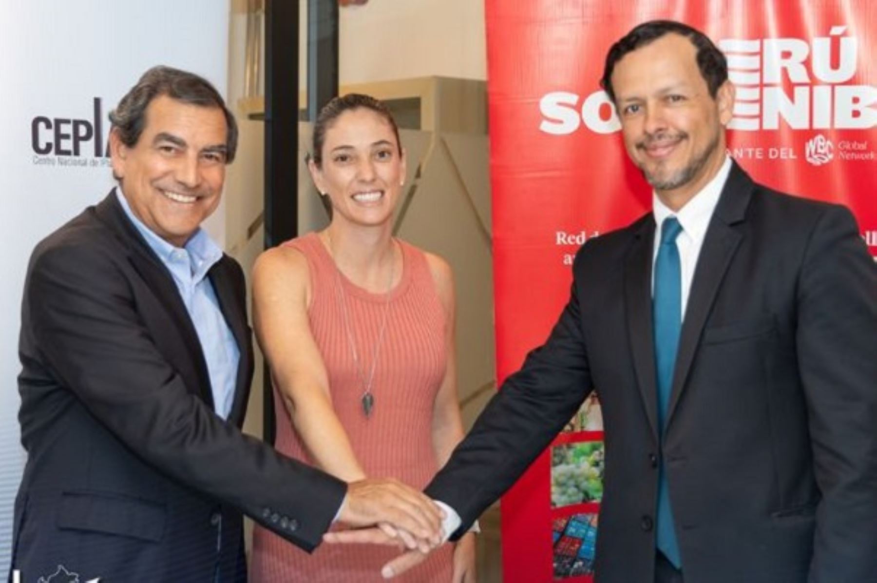 Oscar Caipo Ricci, presidente del Consejo Directivo de Perú Sostenible; Micaela Rizo Patrón, gerente general de Perú Sostenible; y Giofianni Peirano Torriani, presidente del Consejo Directivo del Ceplan. Foto: Cortesía.