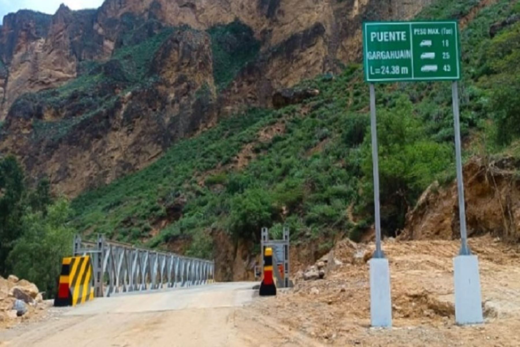 La estructura metálica de 24.3 metros de longitud se instaló para recuperar el tránsito vehicular por este eje vial.