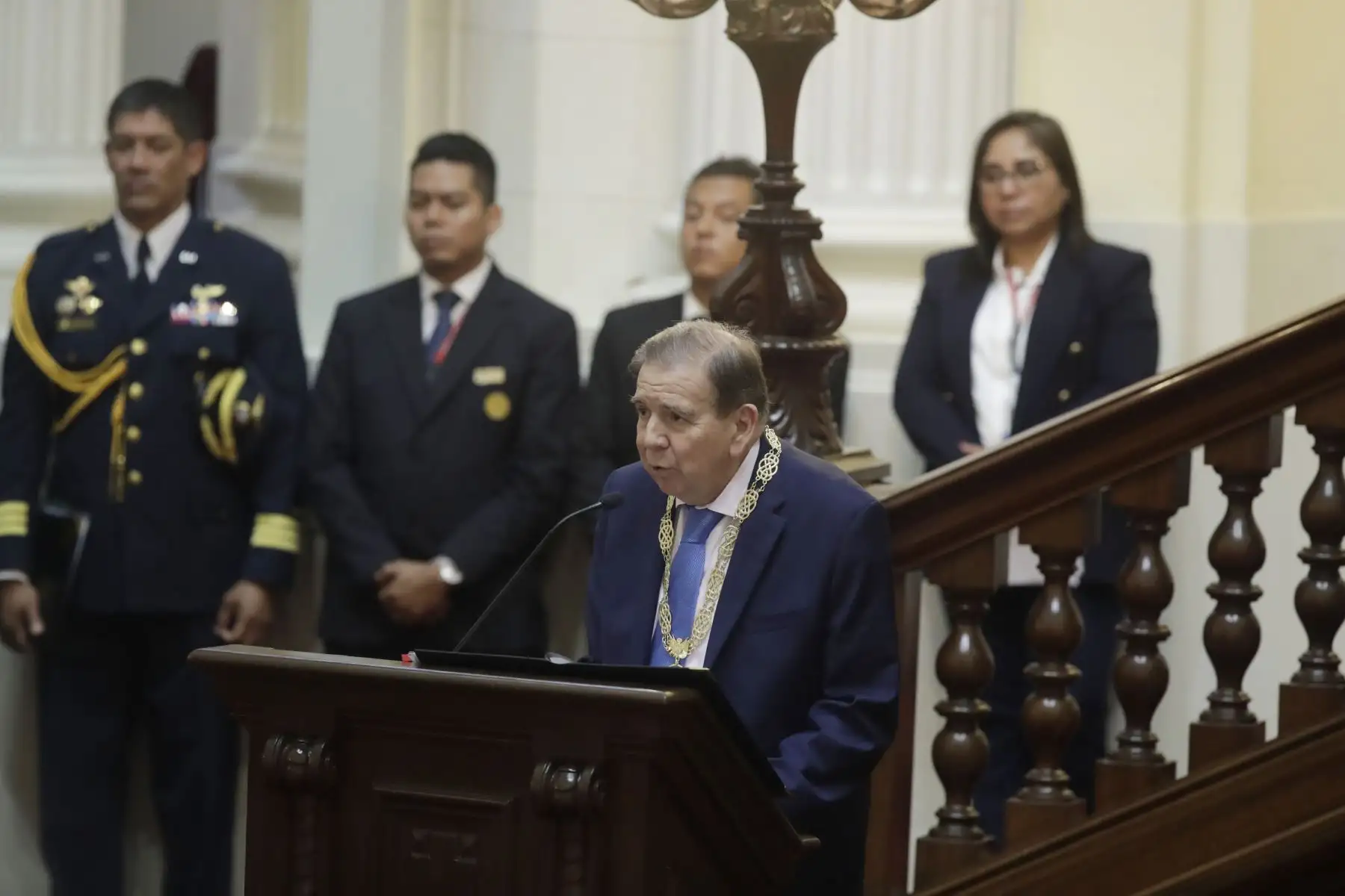 El presidente del Congreso, Eduardo Salhuana, otorga la medalla de honor en el grado de Gran Cruz al presidente electo de Venezuela, Edmundo González Urrutia.
Foto: Andina/Eddy Ramos