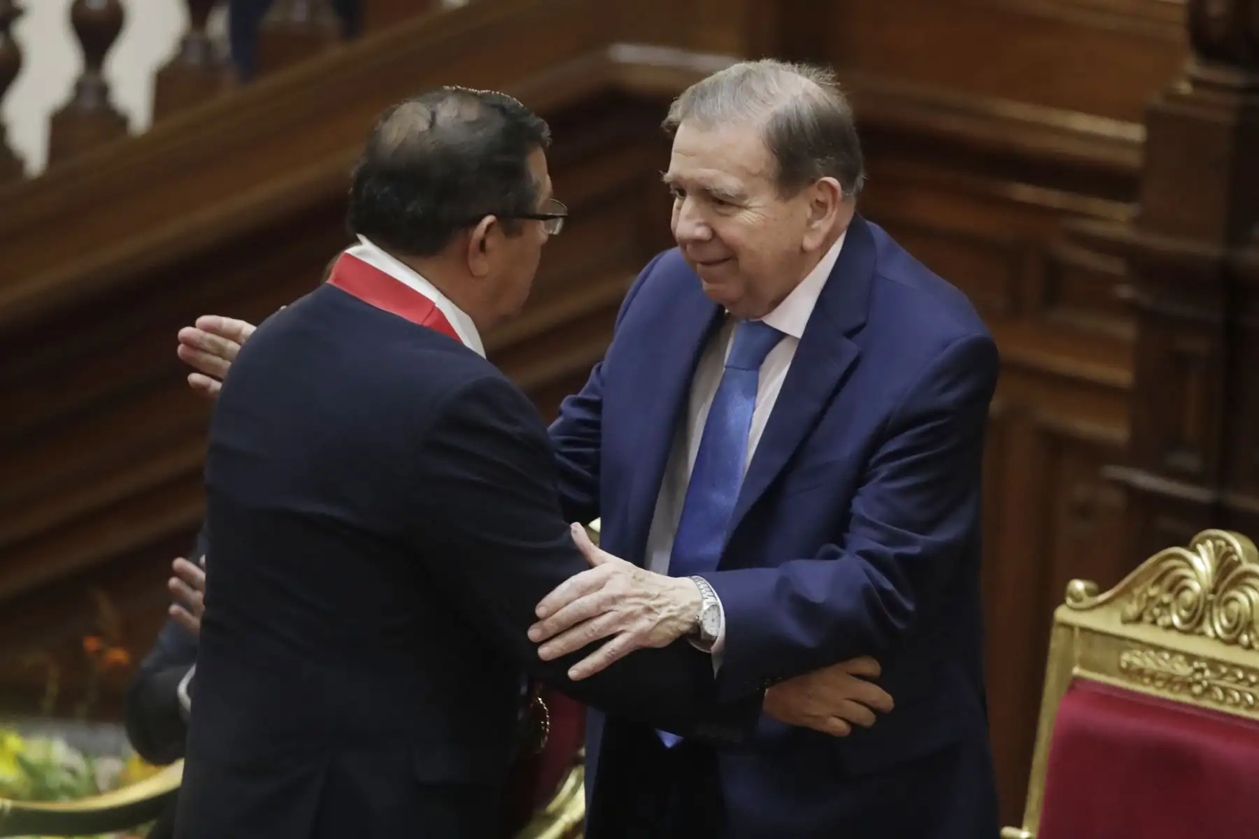 El presidente del Congreso, Eduardo Salhuana, otorga la medalla de honor en el grado de Gran Cruz al presidente electo de Venezuela, Edmundo González Urrutia.
Foto: Andina/Eddy Ramos