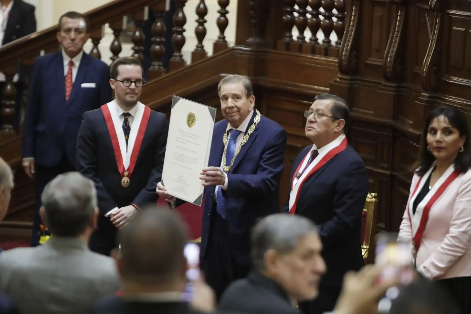 El presidente del Congreso, Eduardo Salhuana, otorga la medalla de honor en el grado de Gran Cruz al presidente electo de Venezuela, Edmundo González Urrutia.
Foto: Andina/Eddy Ramos