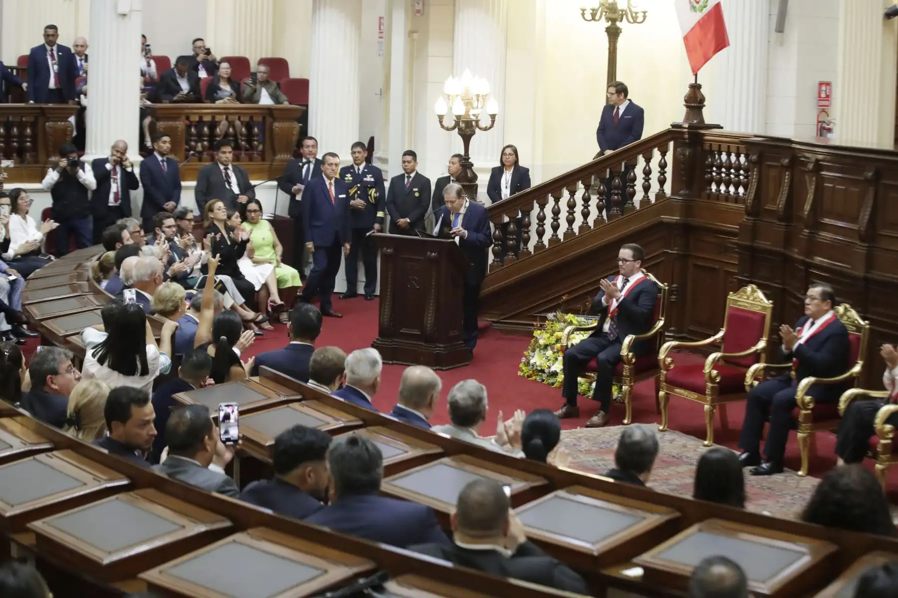 El presidente del Congreso, Eduardo Salhuana, otorga la medalla de honor en el grado de Gran Cruz al presidente electo de Venezuela, Edmundo González Urrutia.
Foto: Andina/Eddy Ramos