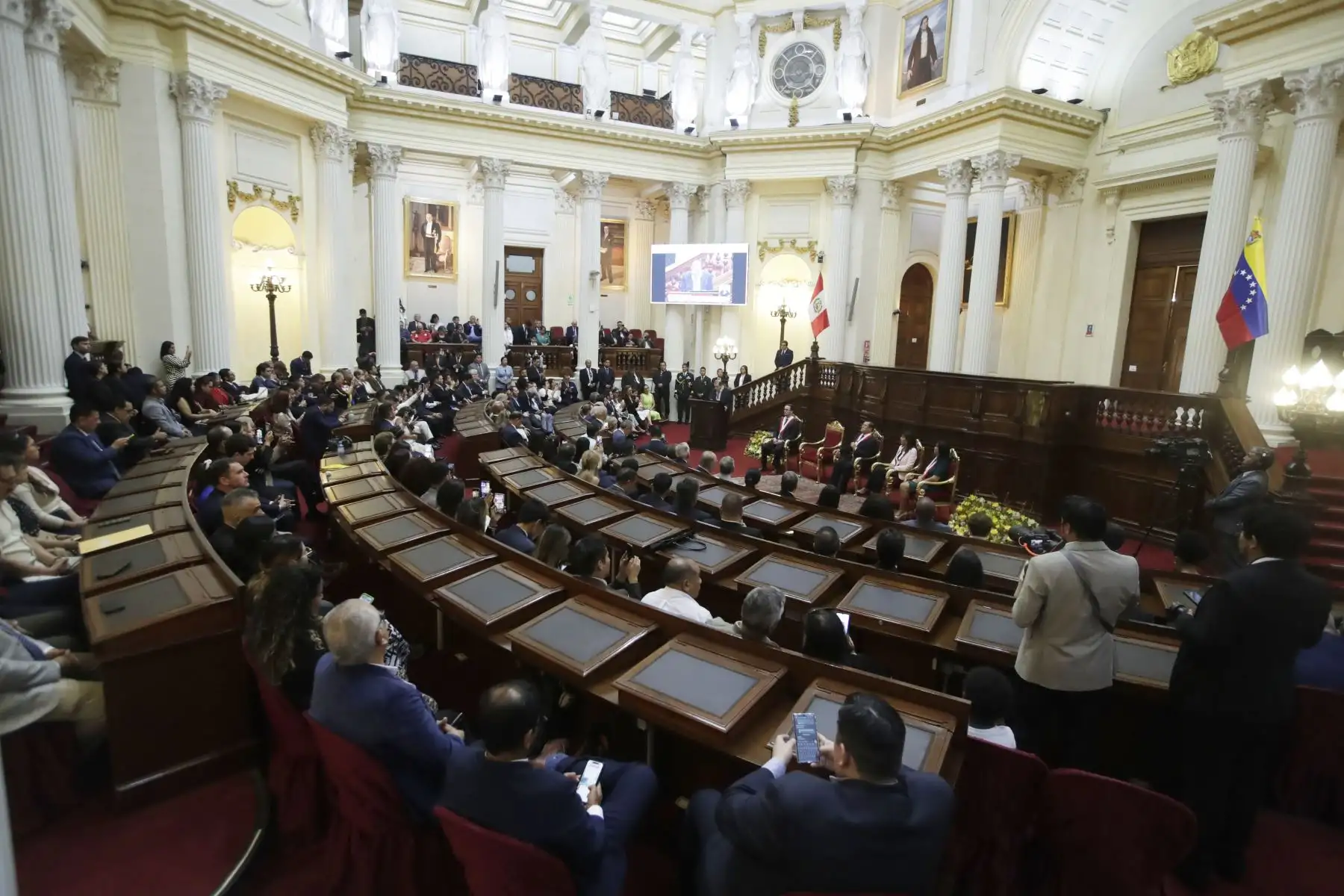 El presidente del Congreso, Eduardo Salhuana, otorga la medalla de honor en el grado de Gran Cruz al presidente electo de Venezuela, Edmundo González Urrutia.
Foto: Andina/Eddy Ramos