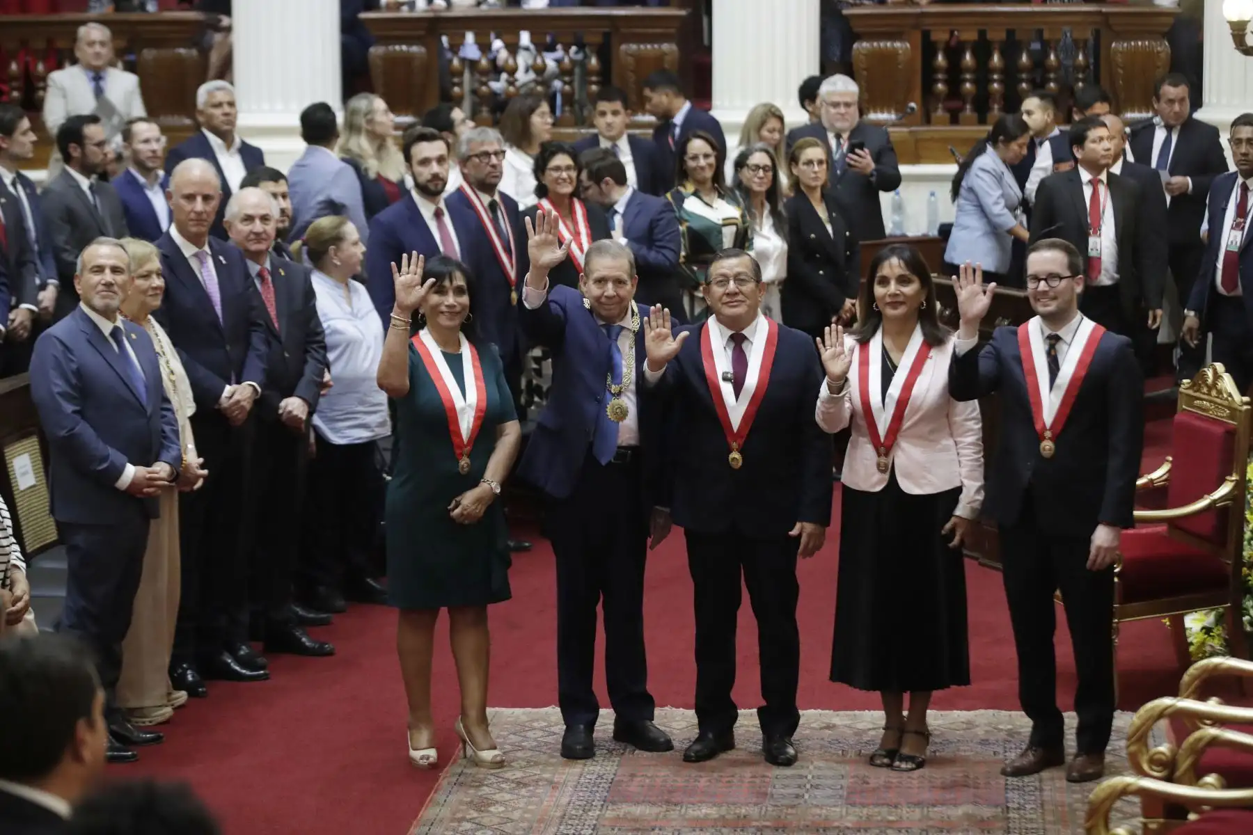 El presidente del Congreso, Eduardo Salhuana, otorga la medalla de honor en el grado de Gran Cruz al presidente electo de Venezuela, Edmundo González Urrutia.
Foto: Andina/Eddy Ramos