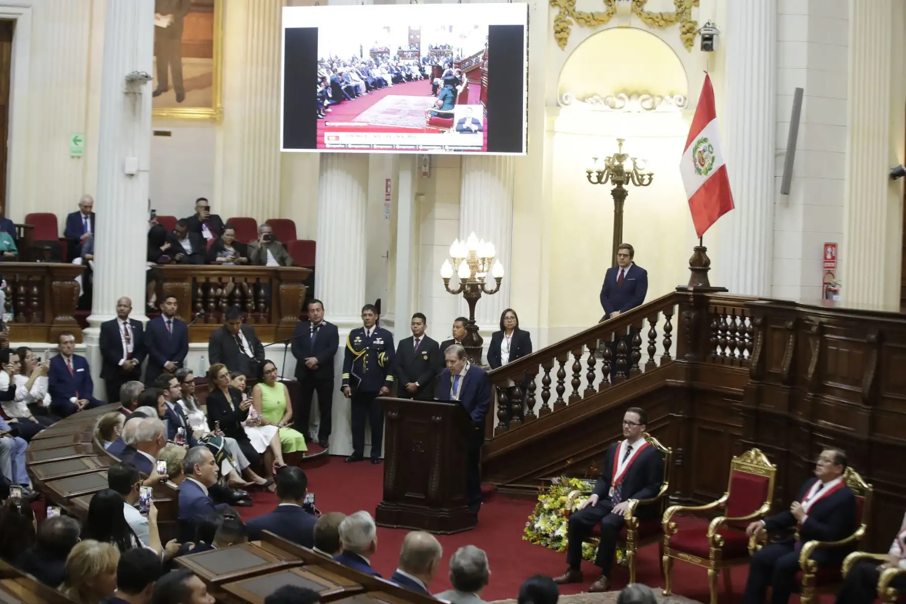 El presidente del Congreso, Eduardo Salhuana, otorga la medalla de honor en el grado de Gran Cruz al presidente electo de Venezuela, Edmundo González Urrutia.
Foto: Andina/Eddy Ramos