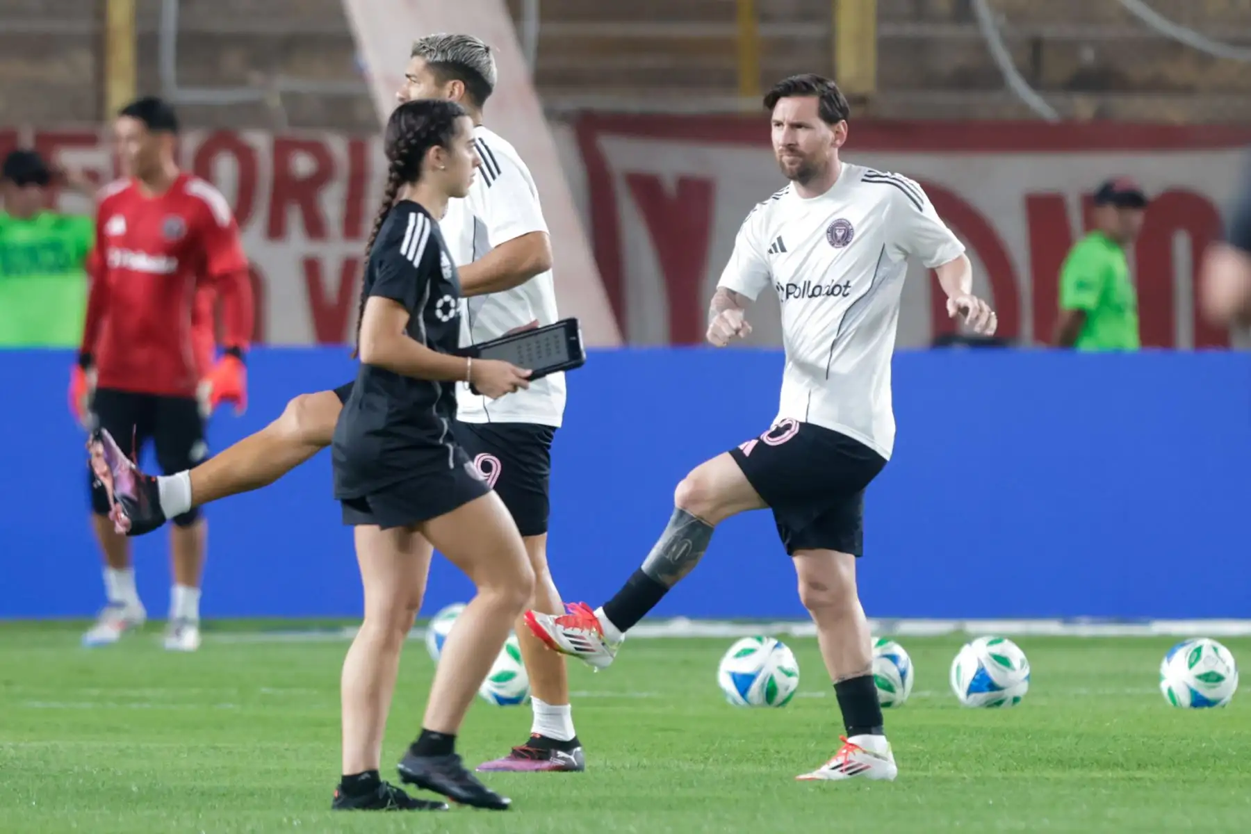 El Inter de Miami y Universitario de Deportes han salido al campo para realizar los ejercicios de calentamiento previos al partido. Entre los jugadores del equipo estadounidense, Lionel Messi se muestra relajado mientras conversa y comparte momentos con sus excompañeros del FC Barcelona: Luis Suárez, Sergio Busquets y Jordi Alba. Fotos: ANDINA/Luis Iparraguirre