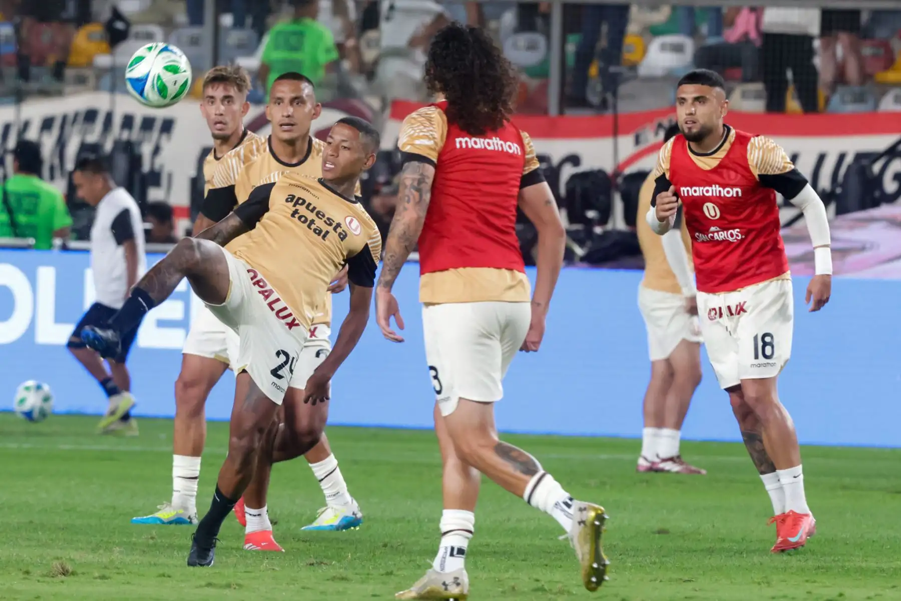 El Inter de Miami y Universitario de Deportes han salido al campo para realizar los ejercicios de calentamiento previos al partido. Entre los jugadores del equipo estadounidense, Lionel Messi se muestra relajado mientras conversa y comparte momentos con sus excompañeros del FC Barcelona: Luis Suárez, Sergio Busquets y Jordi Alba. Fotos: ANDINA/Luis Iparraguirre