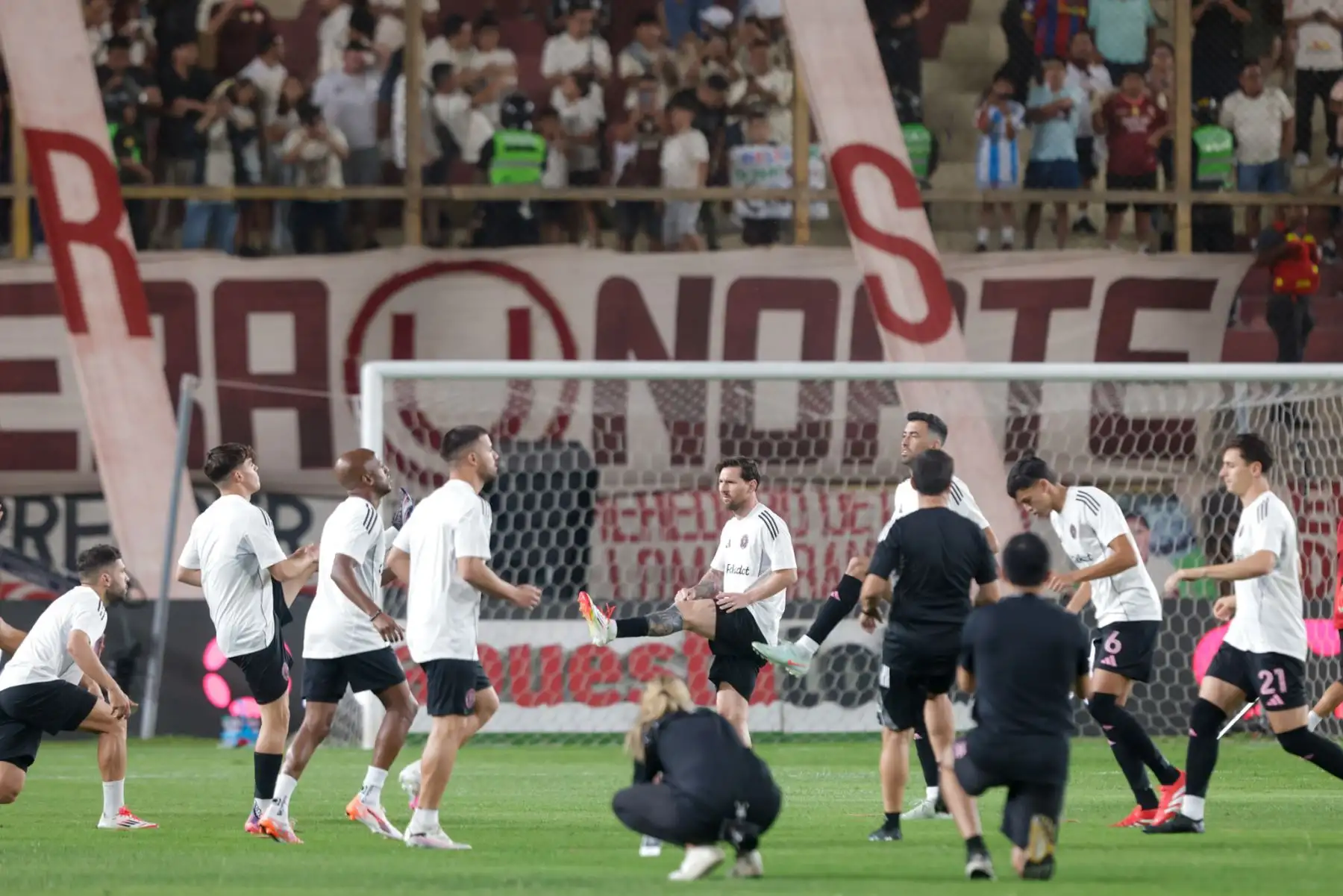 El Inter de Miami y Universitario de Deportes han salido al campo para realizar los ejercicios de calentamiento previos al partido. Entre los jugadores del equipo estadounidense, Lionel Messi se muestra relajado mientras conversa y comparte momentos con sus excompañeros del FC Barcelona: Luis Suárez, Sergio Busquets y Jordi Alba. Fotos: ANDINA/Luis Iparraguirre