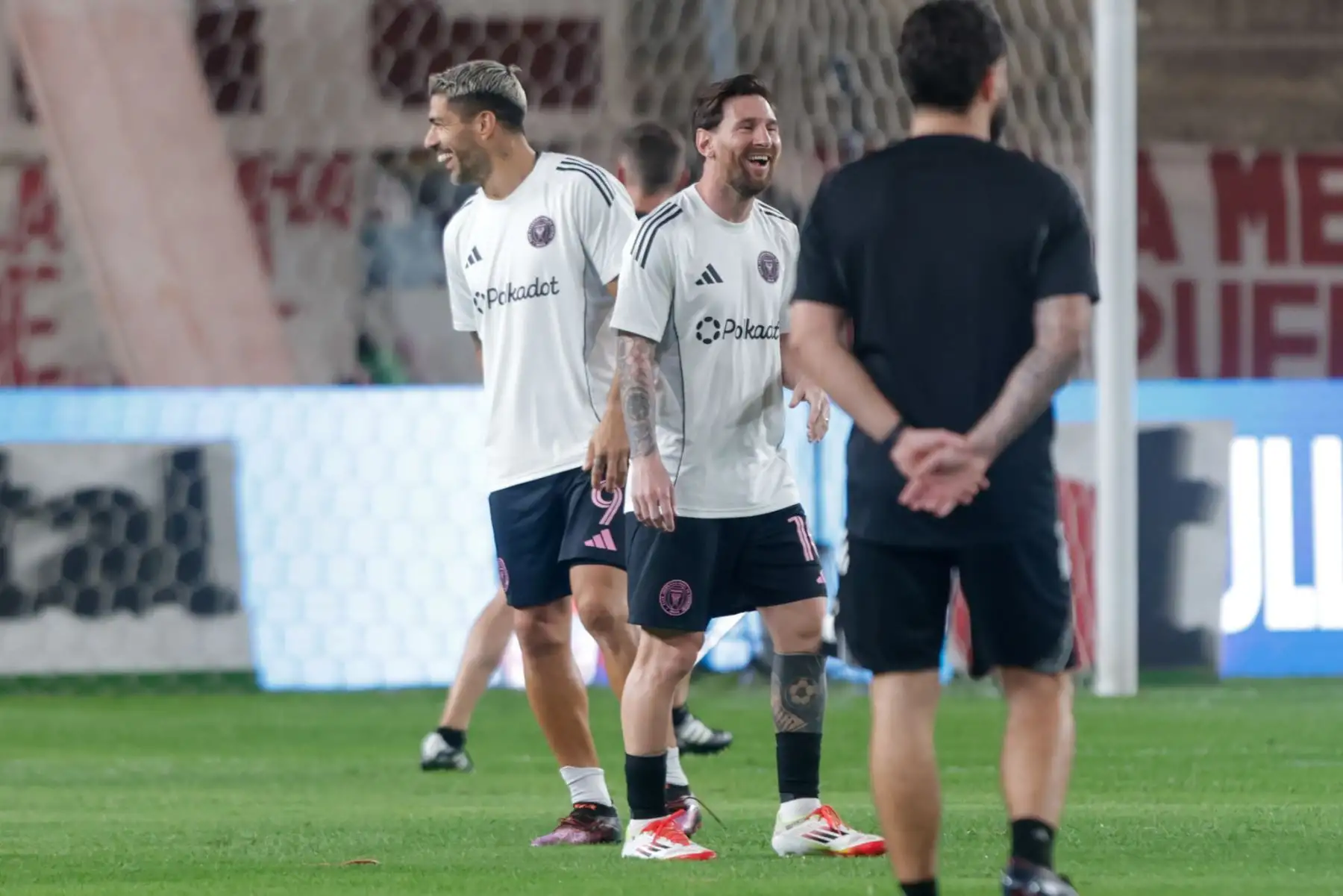 El Inter de Miami y Universitario de Deportes han salido al campo para realizar los ejercicios de calentamiento previos al partido. Entre los jugadores del equipo estadounidense, Lionel Messi se muestra relajado mientras conversa y comparte momentos con sus excompañeros del FC Barcelona: Luis Suárez, Sergio Busquets y Jordi Alba. Fotos: ANDINA/Luis Iparraguirre