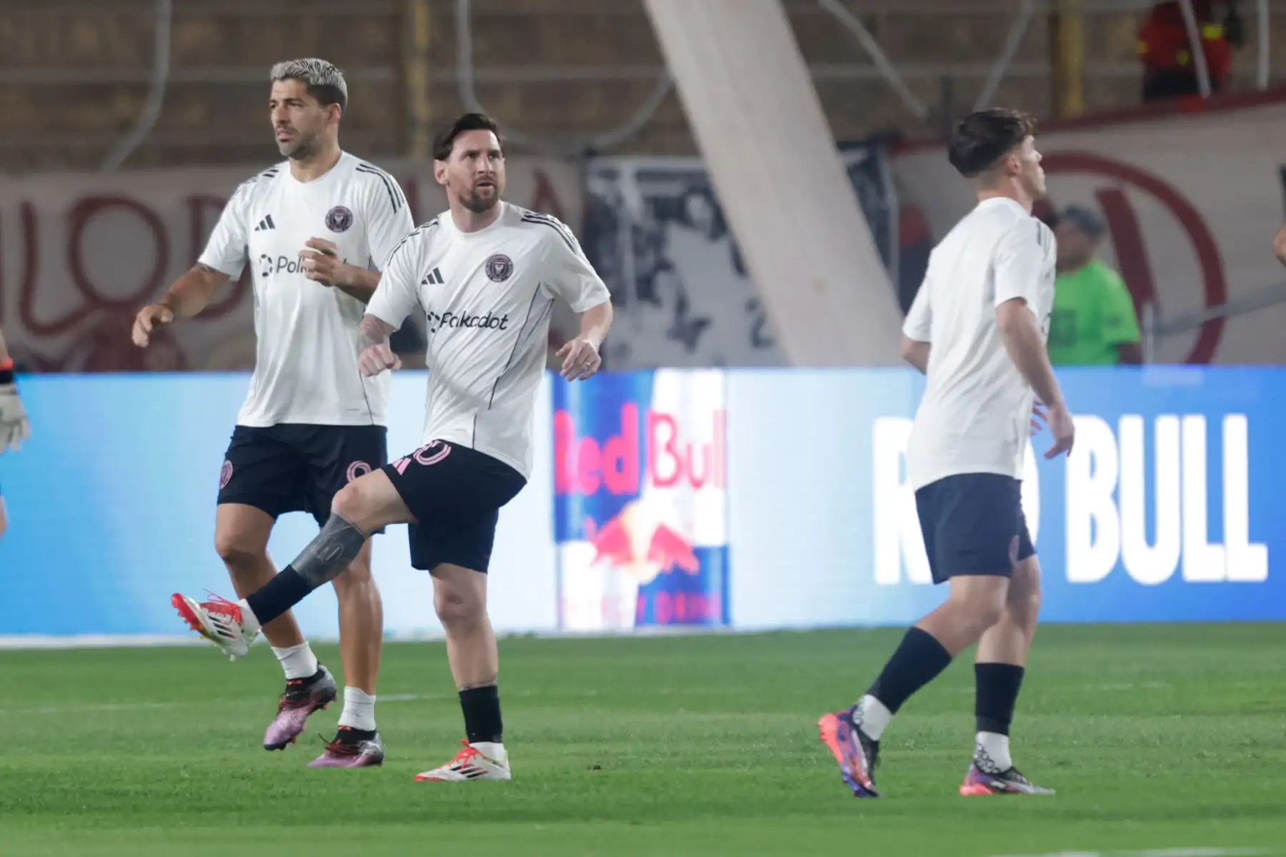 El Inter de Miami y Universitario de Deportes han salido al campo para realizar los ejercicios de calentamiento previos al partido. Entre los jugadores del equipo estadounidense, Lionel Messi se muestra relajado mientras conversa y comparte momentos con sus excompañeros del FC Barcelona: Luis Suárez, Sergio Busquets y Jordi Alba. Fotos: ANDINA/Luis Iparraguirre