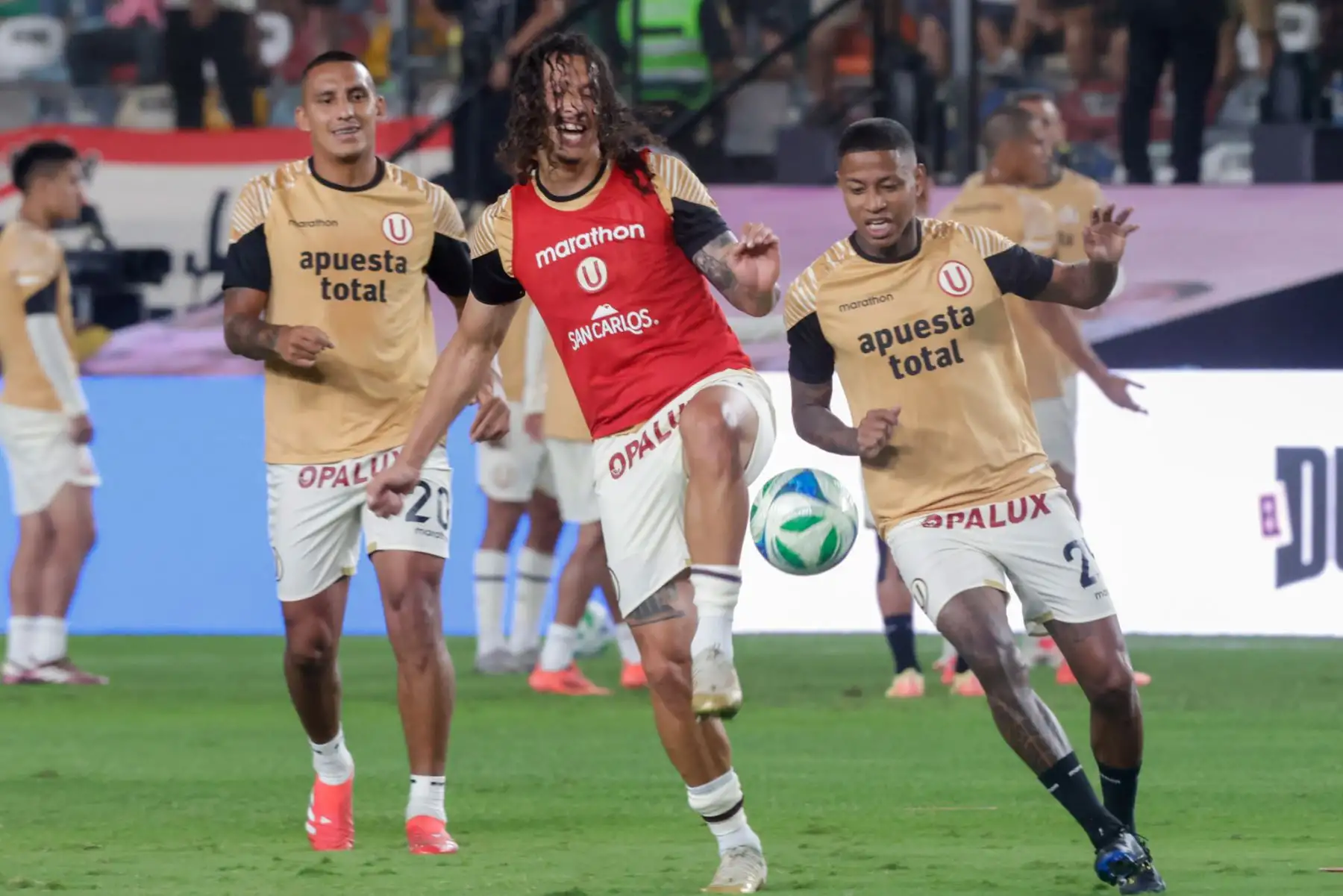 El Inter de Miami y Universitario de Deportes han salido al campo para realizar los ejercicios de calentamiento previos al partido. Entre los jugadores del equipo estadounidense, Lionel Messi se muestra relajado mientras conversa y comparte momentos con sus excompañeros del FC Barcelona: Luis Suárez, Sergio Busquets y Jordi Alba. Fotos: ANDINA/Luis Iparraguirre
