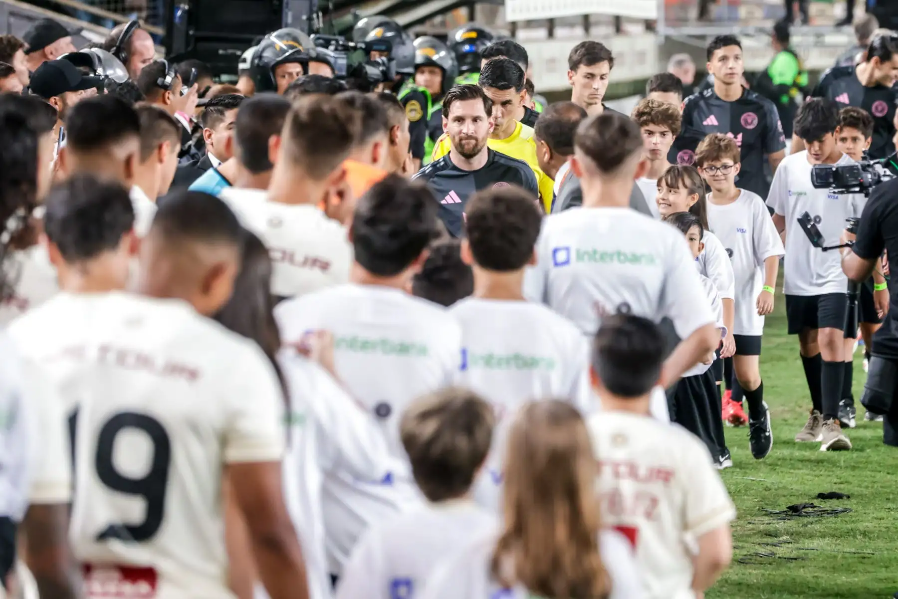 Universitario e Inter de Miami igualan sin goles en el Estadio Monumental en un partido táctico e intenso. La U se muestra sólida en defensa, cerrando espacios y neutralizando a Lionel Messi con una marca férrea. Aunque ambos equipos buscan romper la paridad, el orden defensivo crema mantiene el empate. Foto: ANDINA/Luis Iparraguirre