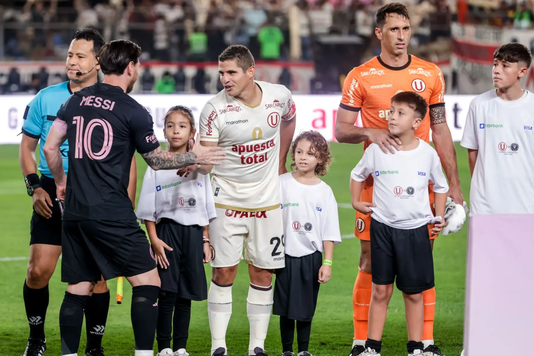Universitario e Inter de Miami igualan sin goles en el Estadio Monumental en un partido táctico e intenso. La U se muestra sólida en defensa, cerrando espacios y neutralizando a Lionel Messi con una marca férrea. Aunque ambos equipos buscan romper la paridad, el orden defensivo crema mantiene el empate. Foto: ANDINA/Luis Iparraguirre
